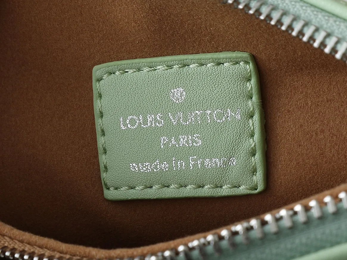 💰240💰Upgraded from the original M59598 M59389 M59396 M13233 M21259 M25218 M20770 M11401 This Coussin BB handbag is made of soft sheep leather with an embossed Monogram pattern. It has an inner compartment in a compact silhouette, making it an elegant choice for both day and night. Both the chunky chain and slim leather strap are removable, allowing for a variety of styling possibilities. Dimensions: 21.0 x 16.0 x 7.0 cm (length x height x width)