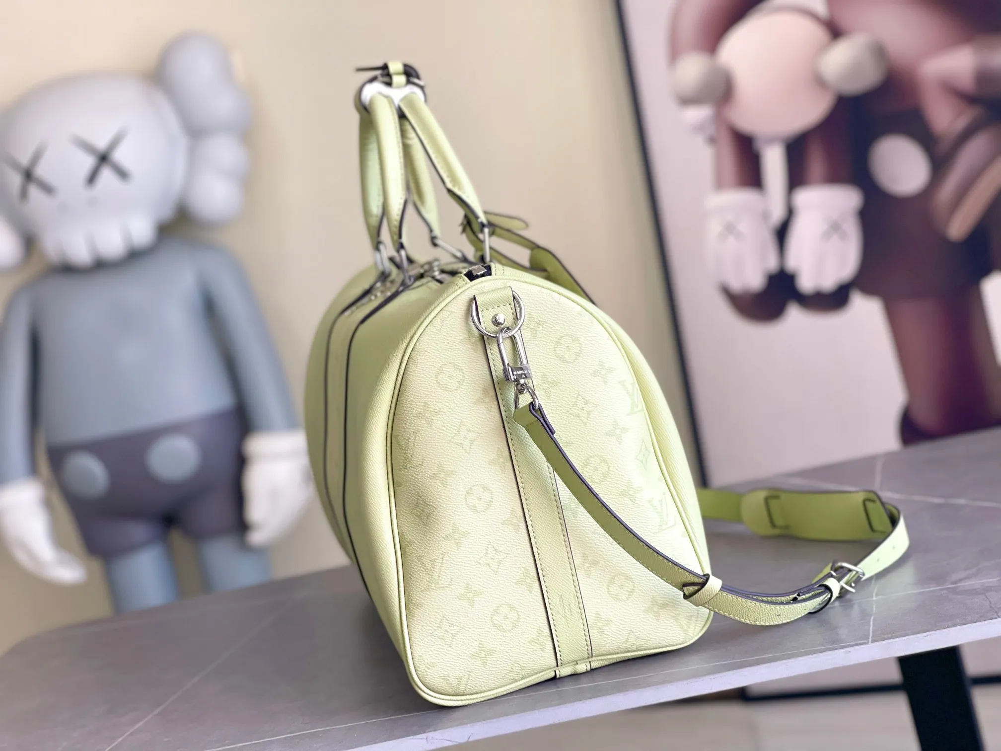 💰1300 (first-grain leather) top original Louis Vuitton classic Keepall 45 size travel bag, model number 14124, dip-dyed in pastel colors like the rising sun, welcoming the 2022 spring with vitality. Monogram canvas has a soft sheen and is large enough for carry-on luggage without sacrificing storage space. Detailed features 45 x 27 x 20 cm (Length x Height x Width) Monogram coated canvas Cow leather trim Textile lining Metal hardware Zip closure Large main compartment Internal zip pocket Removable name tag Carry-on baggage dimensions Shoulder straps: removable, adjustable Strap half-length: 36.0 cm Strap half-length adjustable to: 45 cm Handles: Double handles