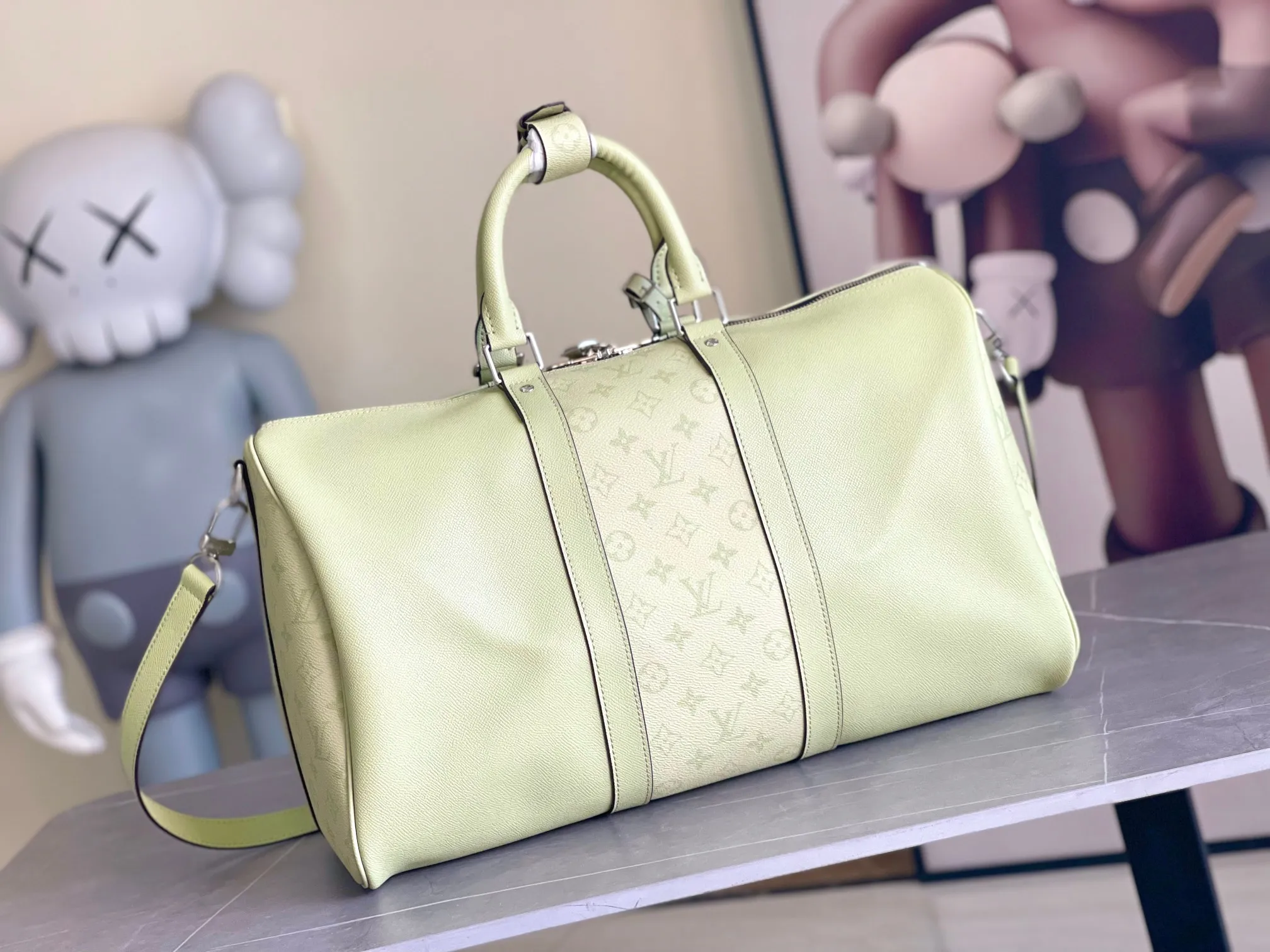 💰1300 (first-grain leather) top original Louis Vuitton classic Keepall 45 size travel bag, model number 14124, dip-dyed in pastel colors like the rising sun, welcoming the 2022 spring with vitality. Monogram canvas has a soft sheen and is large enough for carry-on luggage without sacrificing storage space. Detailed features 45 x 27 x 20 cm (Length x Height x Width) Monogram coated canvas Cow leather trim Textile lining Metal hardware Zip closure Large main compartment Internal zip pocket Removable name tag Carry-on baggage dimensions Shoulder straps: removable, adjustable Strap half-length: 36.0 cm Strap half-length adjustable to: 45 cm Handles: Double handles