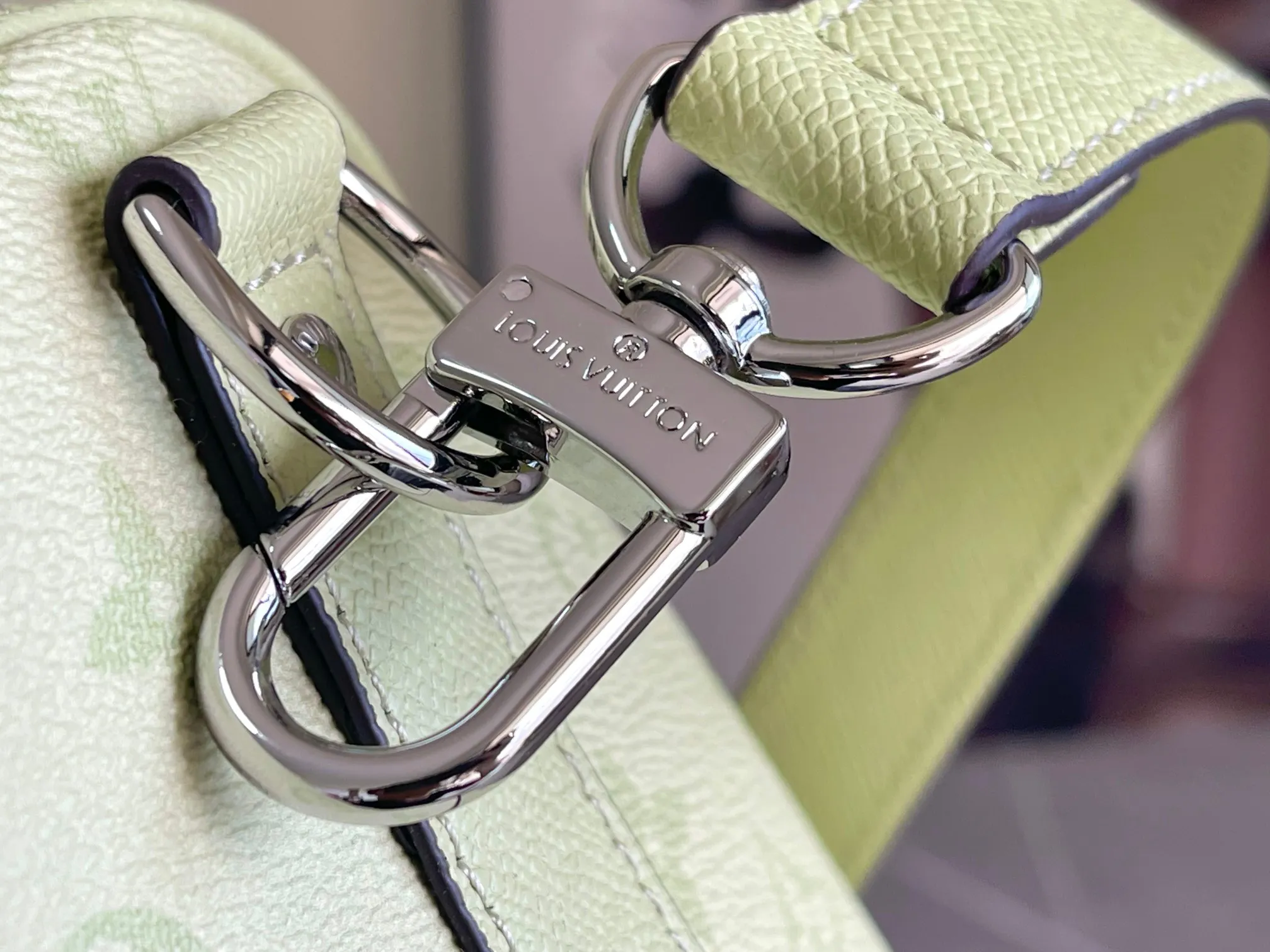 💰1300 (first-grain leather) top original Louis Vuitton classic Keepall 45 size travel bag, model number 14124, dip-dyed in pastel colors like the rising sun, welcoming the 2022 spring with vitality. Monogram canvas has a soft sheen and is large enough for carry-on luggage without sacrificing storage space. Detailed features 45 x 27 x 20 cm (Length x Height x Width) Monogram coated canvas Cow leather trim Textile lining Metal hardware Zip closure Large main compartment Internal zip pocket Removable name tag Carry-on baggage dimensions Shoulder straps: removable, adjustable Strap half-length: 36.0 cm Strap half-length adjustable to: 45 cm Handles: Double handles