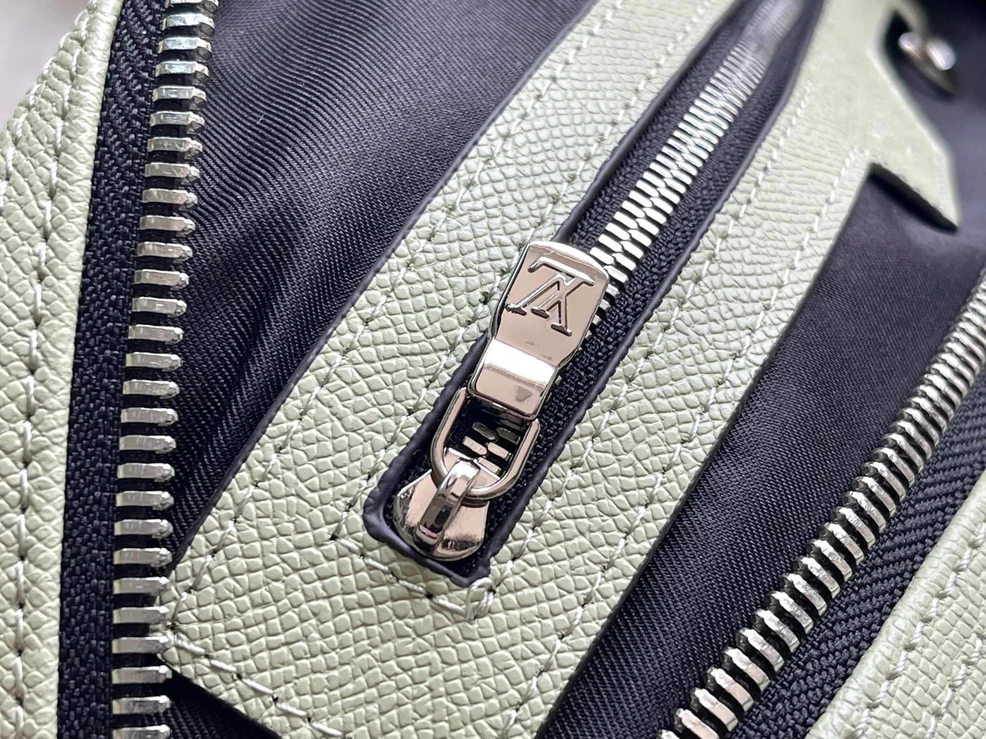 💰1300 (first-grain leather) top original Louis Vuitton classic Keepall 45 size travel bag, model number 14124, dip-dyed in pastel colors like the rising sun, welcoming the 2022 spring with vitality. Monogram canvas has a soft sheen and is large enough for carry-on luggage without sacrificing storage space. Detailed features 45 x 27 x 20 cm (Length x Height x Width) Monogram coated canvas Cow leather trim Textile lining Metal hardware Zip closure Large main compartment Internal zip pocket Removable name tag Carry-on baggage dimensions Shoulder straps: removable, adjustable Strap half-length: 36.0 cm Strap half-length adjustable to: 45 cm Handles: Double handles