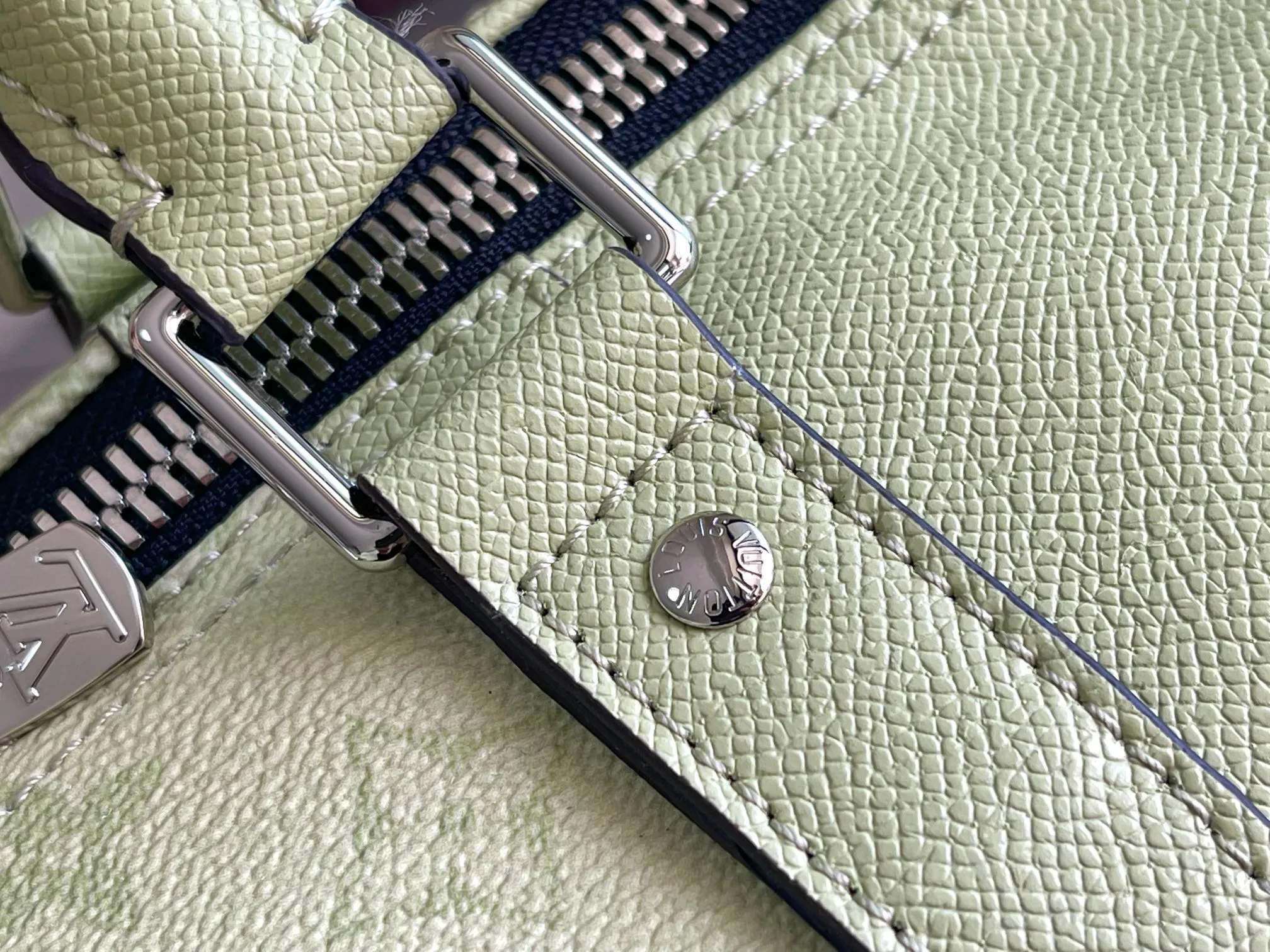💰1300 (first-grain leather) top original Louis Vuitton classic Keepall 45 size travel bag, model number 14124, dip-dyed in pastel colors like the rising sun, welcoming the 2022 spring with vitality. Monogram canvas has a soft sheen and is large enough for carry-on luggage without sacrificing storage space. Detailed features 45 x 27 x 20 cm (Length x Height x Width) Monogram coated canvas Cow leather trim Textile lining Metal hardware Zip closure Large main compartment Internal zip pocket Removable name tag Carry-on baggage dimensions Shoulder straps: removable, adjustable Strap half-length: 36.0 cm Strap half-length adjustable to: 45 cm Handles: Double handles