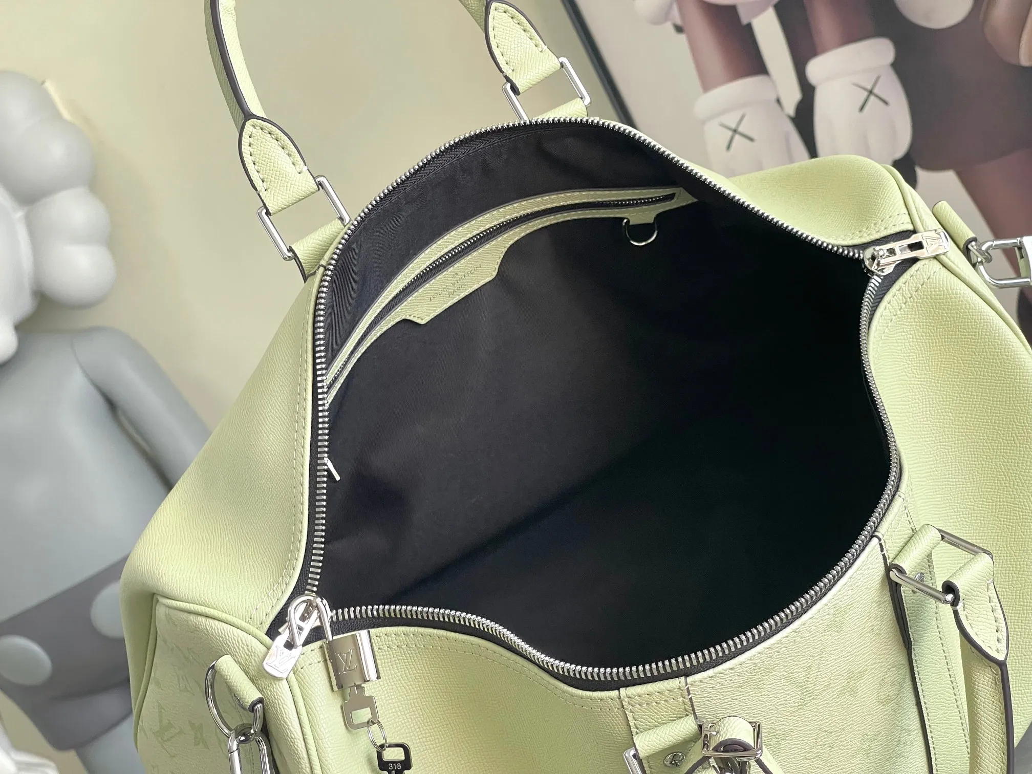 💰1300 (first-grain leather) top original Louis Vuitton classic Keepall 45 size travel bag, model number 14124, dip-dyed in pastel colors like the rising sun, welcoming the 2022 spring with vitality. Monogram canvas has a soft sheen and is large enough for carry-on luggage without sacrificing storage space. Detailed features 45 x 27 x 20 cm (Length x Height x Width) Monogram coated canvas Cow leather trim Textile lining Metal hardware Zip closure Large main compartment Internal zip pocket Removable name tag Carry-on baggage dimensions Shoulder straps: removable, adjustable Strap half-length: 36.0 cm Strap half-length adjustable to: 45 cm Handles: Double handles