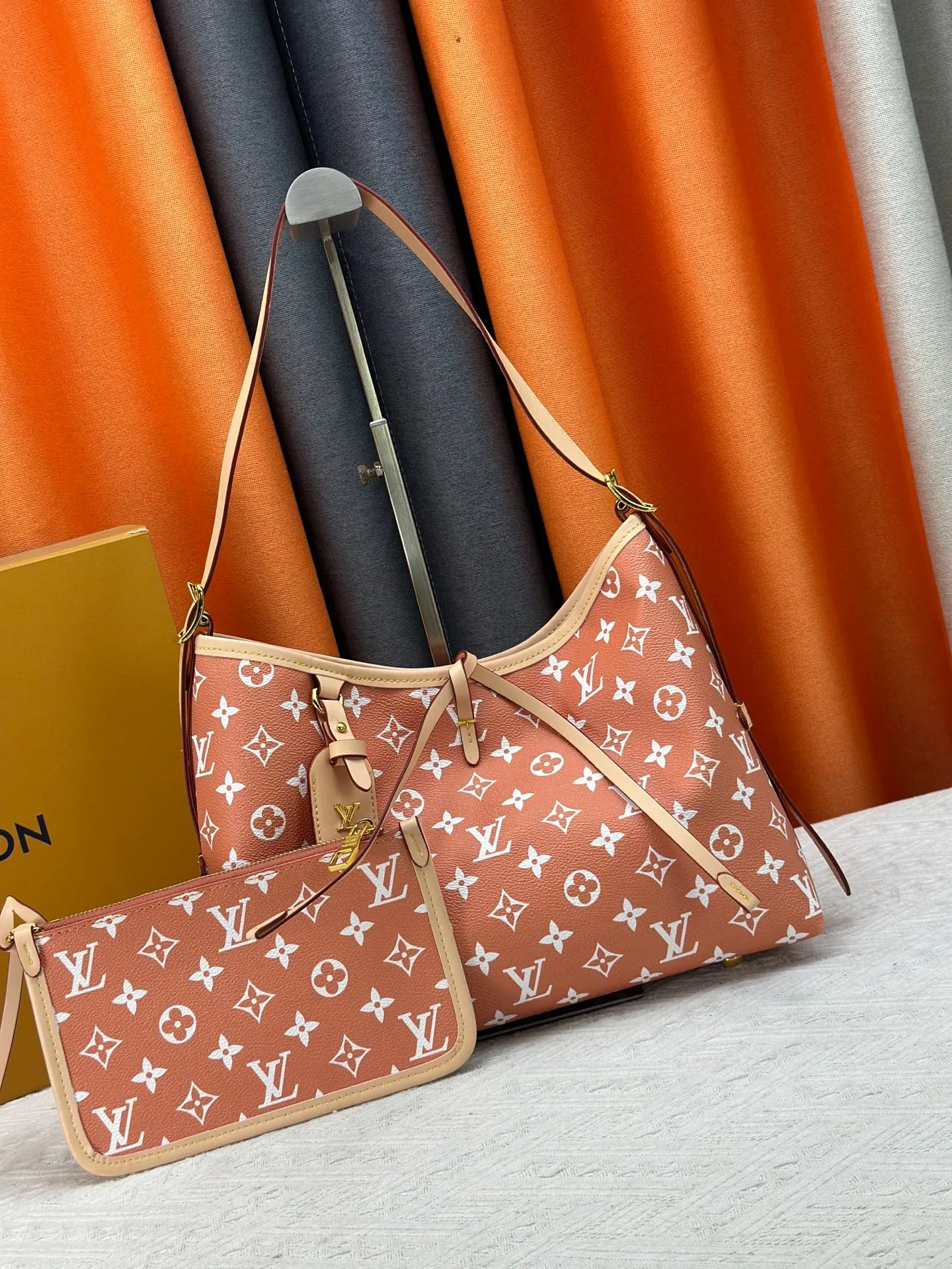 P280 upgraded original M24861 M25143 M46203 M46197 Colorful, legendary CarryAll medium handbag, with Monogram canvas and leather trimming to create a body-fitting design. There's a zipped pocket inside the ample space, and a detachable zipped clutch adds a functional element, with a buckle-adjustable handle. Small size: 29 x 24 x 12 cm,