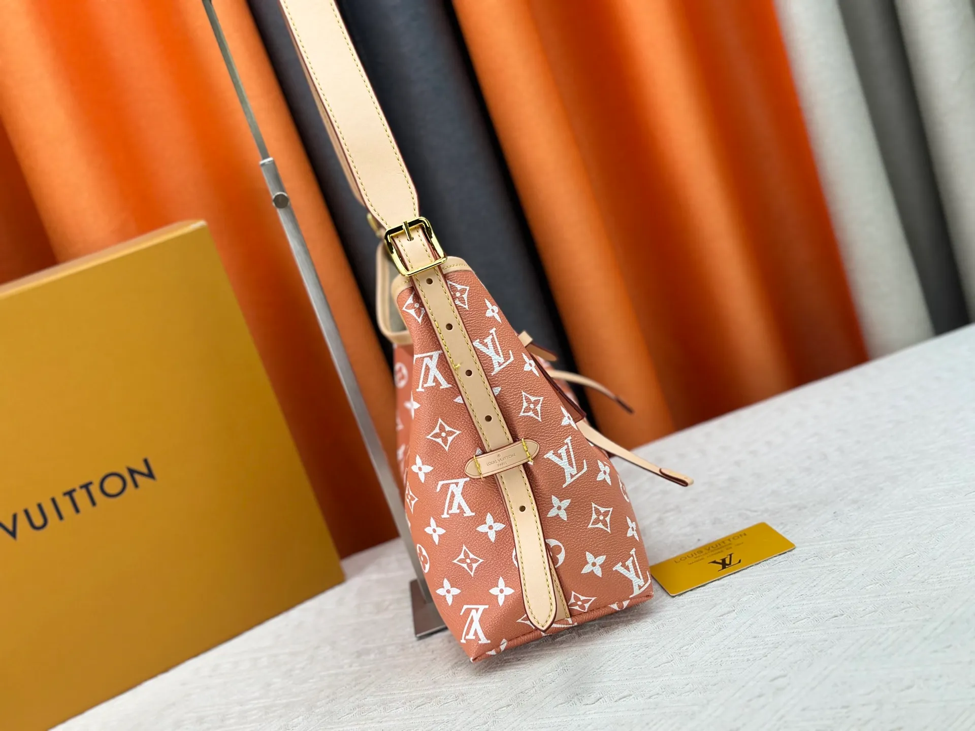 P280 upgraded original M24861 M25143 M46203 M46197 Colorful, legendary CarryAll medium handbag, with Monogram canvas and leather trimming to create a body-fitting design. There's a zipped pocket inside the ample space, and a detachable zipped clutch adds a functional element, with a buckle-adjustable handle. Small size: 29 x 24 x 12 cm,