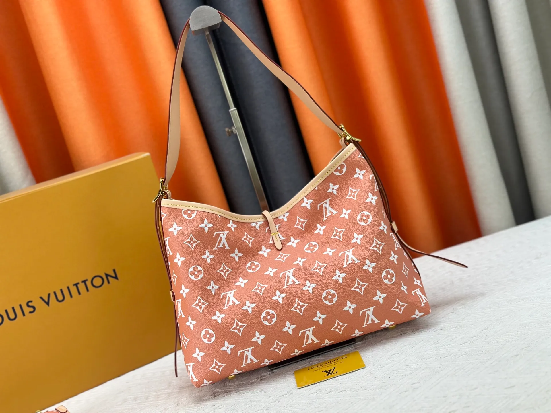P280 upgraded original M24861 M25143 M46203 M46197 Colorful, legendary CarryAll medium handbag, with Monogram canvas and leather trimming to create a body-fitting design. There's a zipped pocket inside the ample space, and a detachable zipped clutch adds a functional element, with a buckle-adjustable handle. Small size: 29 x 24 x 12 cm,