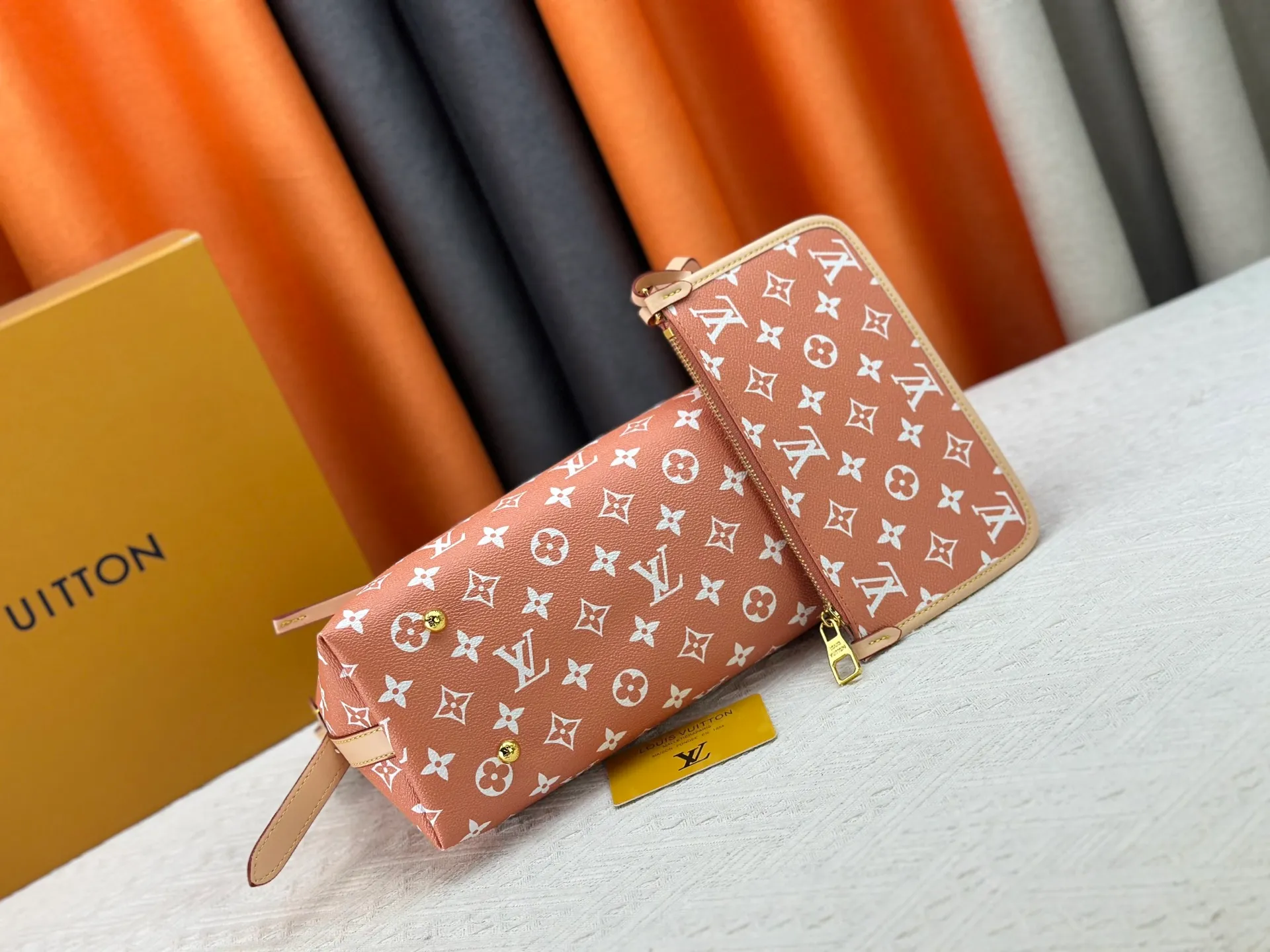 P280 upgraded original M24861 M25143 M46203 M46197 Colorful, legendary CarryAll medium handbag, with Monogram canvas and leather trimming to create a body-fitting design. There's a zipped pocket inside the ample space, and a detachable zipped clutch adds a functional element, with a buckle-adjustable handle. Small size: 29 x 24 x 12 cm,