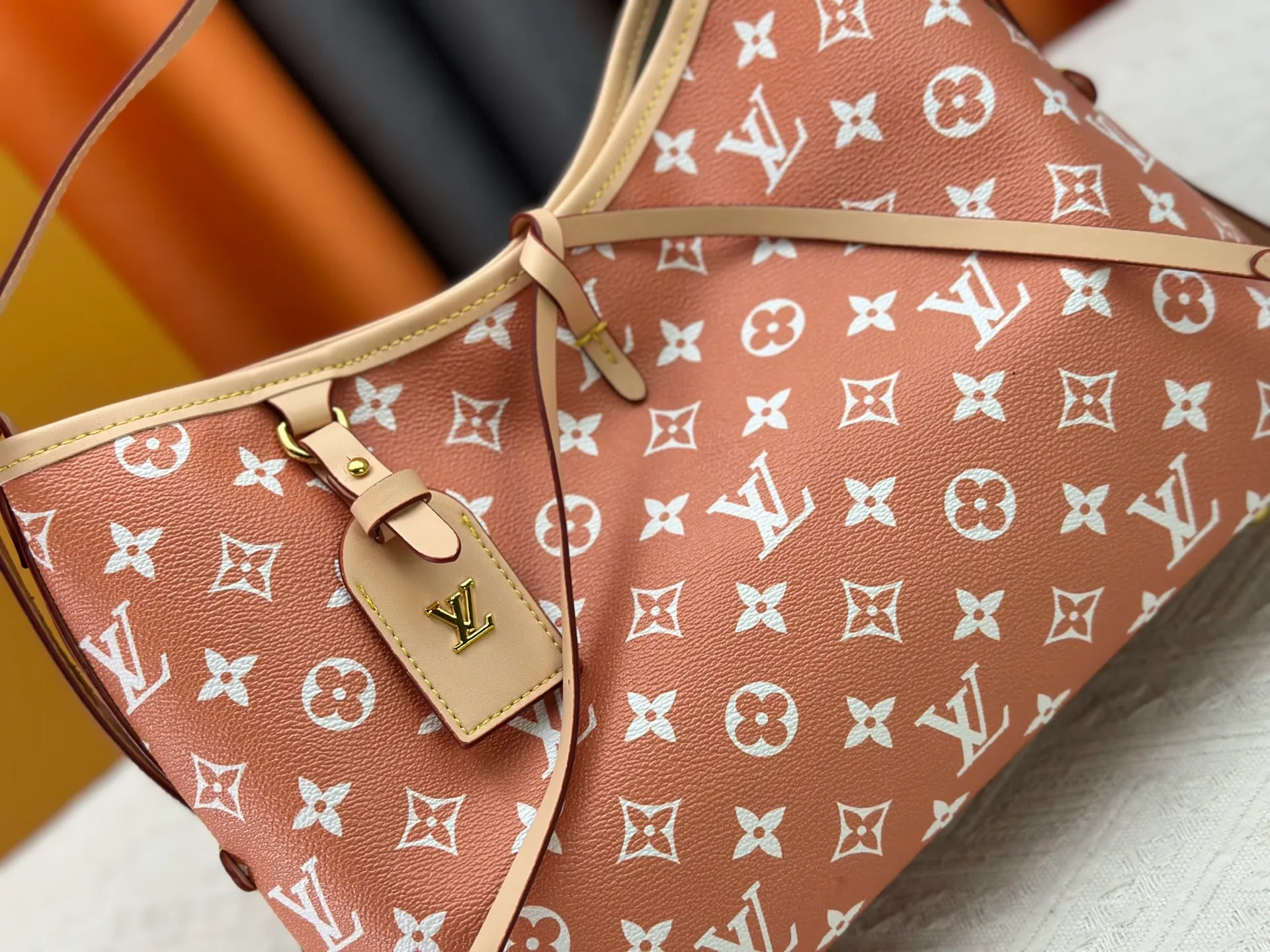 P280 upgraded original M24861 M25143 M46203 M46197 Colorful, legendary CarryAll medium handbag, with Monogram canvas and leather trimming to create a body-fitting design. There's a zipped pocket inside the ample space, and a detachable zipped clutch adds a functional element, with a buckle-adjustable handle. Small size: 29 x 24 x 12 cm,