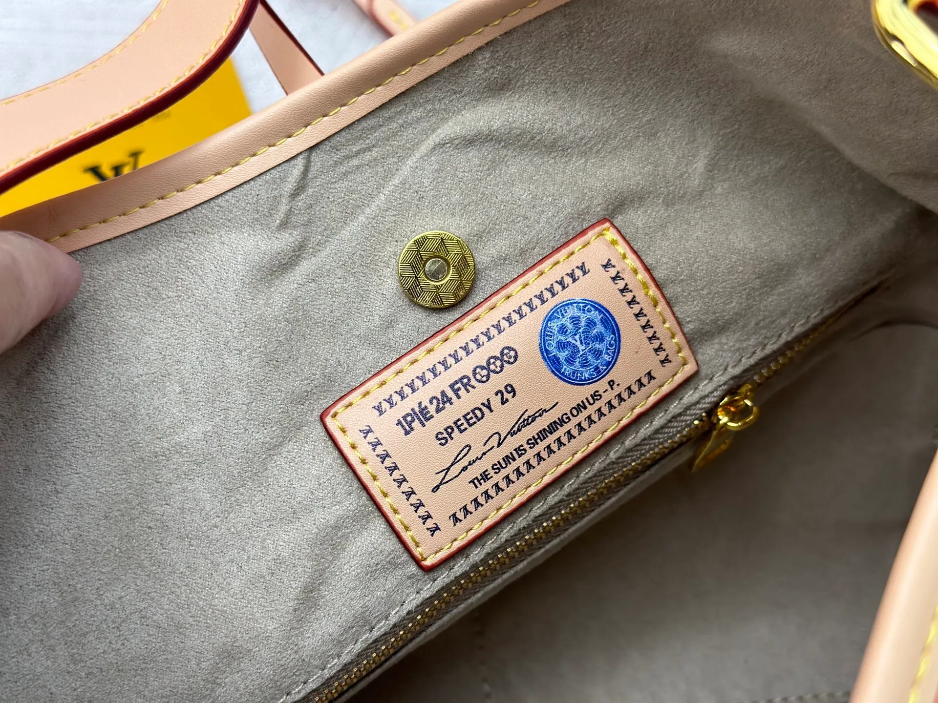 P280 upgraded original M24861 M25143 M46203 M46197 Colorful, legendary CarryAll medium handbag, with Monogram canvas and leather trimming to create a body-fitting design. There's a zipped pocket inside the ample space, and a detachable zipped clutch adds a functional element, with a buckle-adjustable handle. Small size: 29 x 24 x 12 cm,