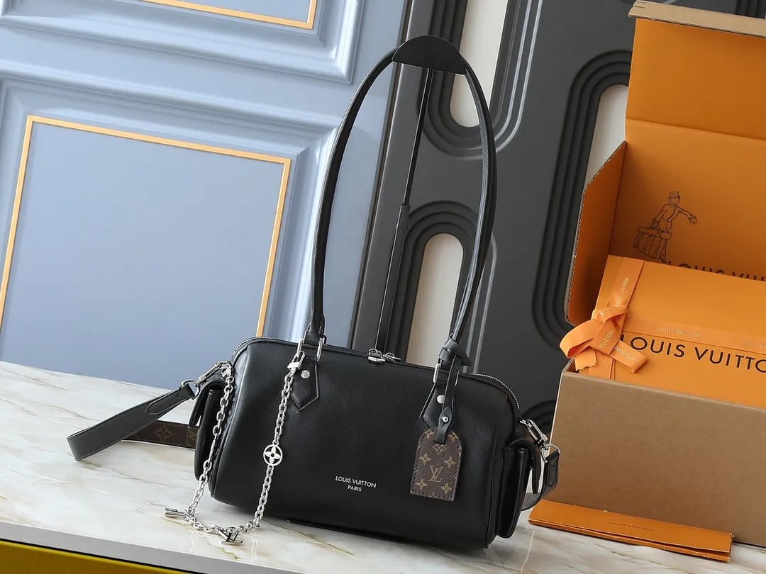 💰300💰Upgraded from the original M12934 M12965. This Speedy Cargo handbag is from the LV Vibe series, renewing the classic design of the 1930s with avant-garde touches. The glossy sheepskin body is embellished with a Monogram address plate, paying tribute to the brand's long trunk-making heritage. Plenty of space to easily store your daily needs, and the detachable leather shoulder strap allows for a variety of carrying methods. Dimensions: 28 x 17 x 12 cm (LxHxW)