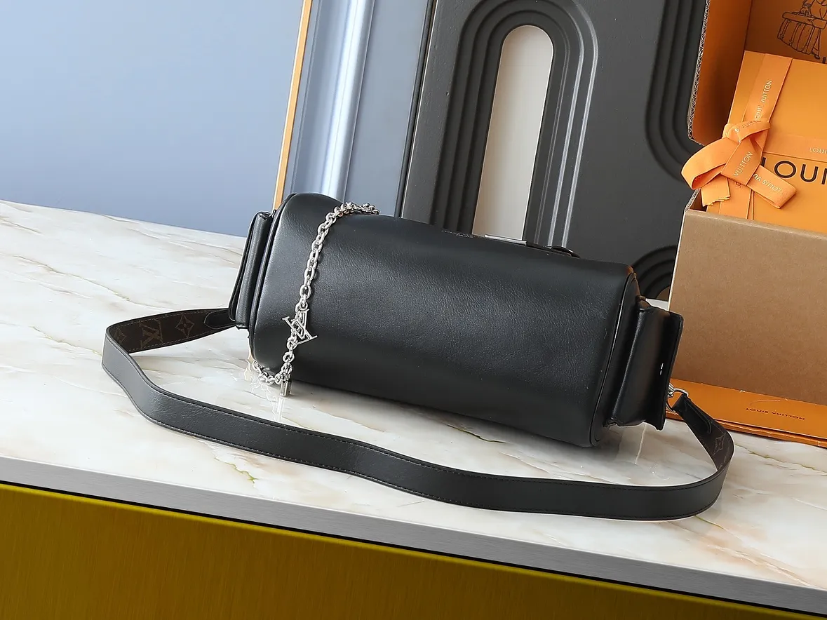 💰300💰Upgraded from the original M12934 M12965. This Speedy Cargo handbag is from the LV Vibe series, renewing the classic design of the 1930s with avant-garde touches. The glossy sheepskin body is embellished with a Monogram address plate, paying tribute to the brand's long trunk-making heritage. Plenty of space to easily store your daily needs, and the detachable leather shoulder strap allows for a variety of carrying methods. Dimensions: 28 x 17 x 12 cm (LxHxW)