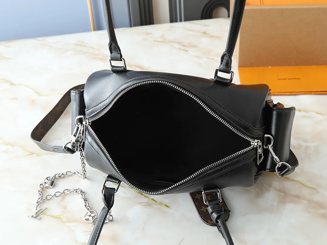 💰300💰Upgraded from the original M12934 M12965. This Speedy Cargo handbag is from the LV Vibe series, renewing the classic design of the 1930s with avant-garde touches. The glossy sheepskin body is embellished with a Monogram address plate, paying tribute to the brand's long trunk-making heritage. Plenty of space to easily store your daily needs, and the detachable leather shoulder strap allows for a variety of carrying methods. Dimensions: 28 x 17 x 12 cm (LxHxW)