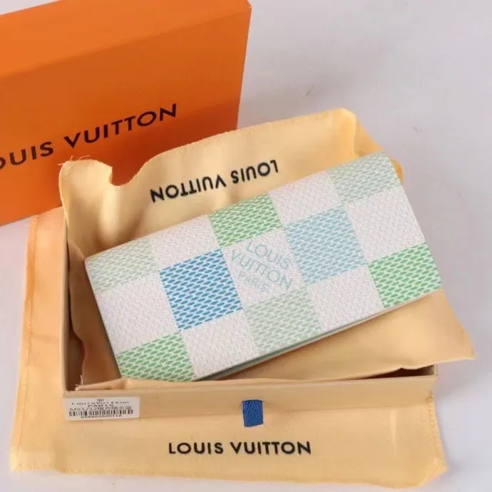 P140💰Model: 63212 Checkered Sky Blue New 2024 Spring and Summer The latest model of this pocket wallet combines the elegance of Damier Graphite canvas with the delicate texture of Epi leather, with stripes emblazoned with the Louis Vuitton logo. The elegant design can accommodate credit cards, banknotes and receipts, making it suitable for daily carrying or gift giving. Epi leather and Damier Graphite coated sail. Textile cowhide trimmed cowhide lining, card compartment, inner pocket, outer patch pocket. This product is produced in one of France, Spain, Italy and the United States; long clip size 11×19×2cm 62665 63212.