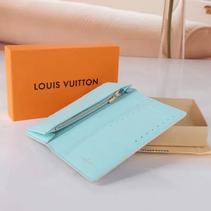 P140💰Model: 63212 Checkered Sky Blue New 2024 Spring and Summer The latest model of this pocket wallet combines the elegance of Damier Graphite canvas with the delicate texture of Epi leather, with stripes emblazoned with the Louis Vuitton logo. The elegant design can accommodate credit cards, banknotes and receipts, making it suitable for daily carrying or gift giving. Epi leather and Damier Graphite coated sail. Textile cowhide trimmed cowhide lining, card compartment, inner pocket, outer patch pocket. This product is produced in one of France, Spain, Italy and the United States; long clip size 11×19×2cm 62665 63212.