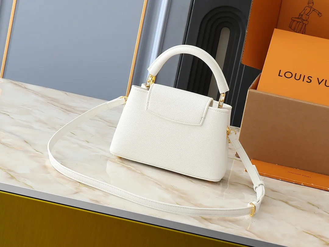 💰380💰Guangzhou goods Upgraded original M00014 M00013 M00015 [New size] This Capucines new size handbag shows soft beauty: Taurillon leather bag body with light-colored flap and top handle, enamel Monogram flower chain can also achieve a shoulder-carrying experience. Wear the slim leather strap to explore more styling possibilities. Dimensions 23.5x 14 x 8 cm (length x height x width)