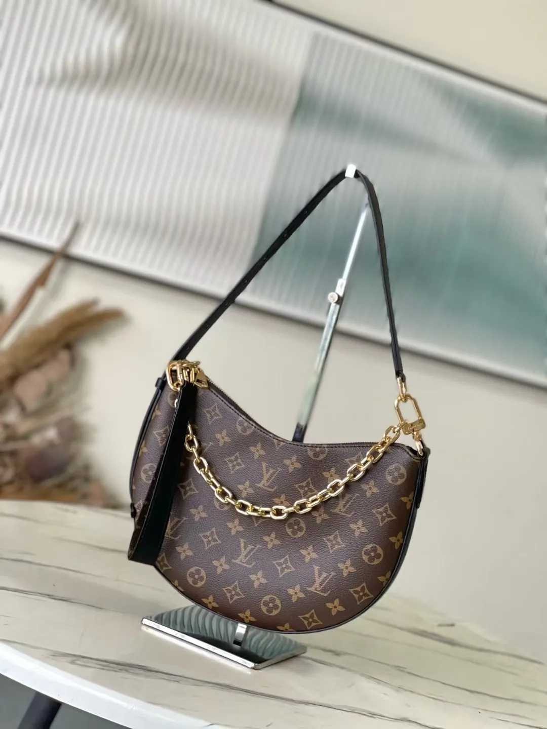 💰1000 Top Original M14056 Cookie BB handbag is made of Monogram coated canvas, with contrasting leather trim to accentuate the half-moon shape. The lightweight design combines an adjustable handle and a detachable chain to allow for easy conversion between cross-body and shoulder wear. The two ends of the bag can be connected to create a trendy wrist bag look. Dimensions: 28.5 × 19 × 5 cm