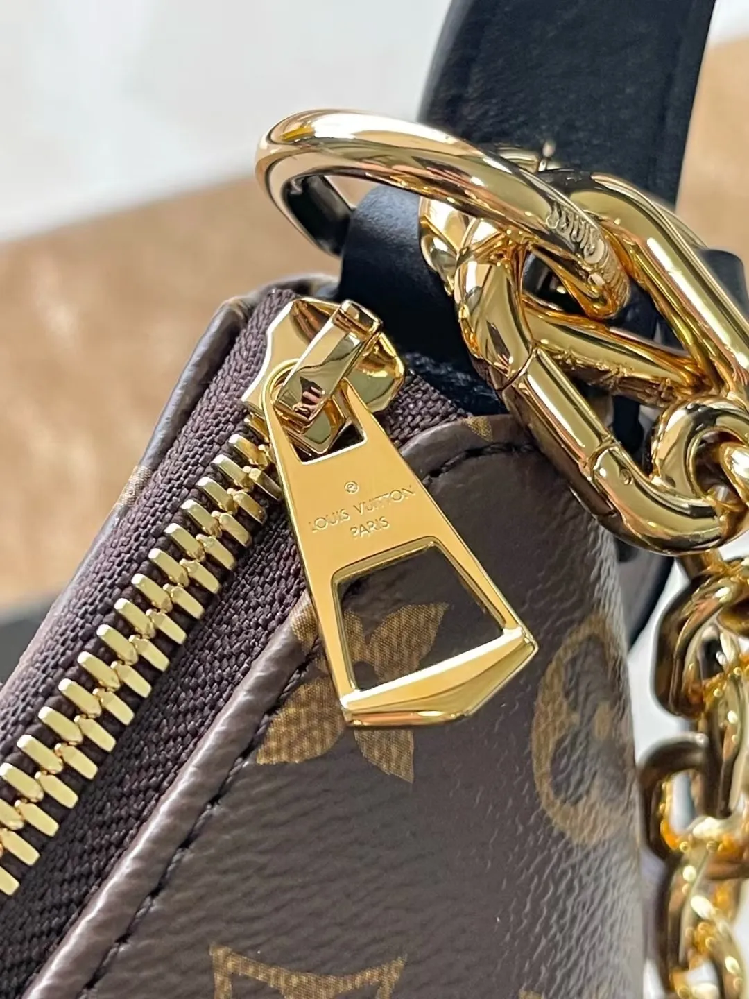 💰1000 Top Original M14056 Cookie BB handbag is made of Monogram coated canvas, with contrasting leather trim to accentuate the half-moon shape. The lightweight design combines an adjustable handle and a detachable chain to allow for easy conversion between cross-body and shoulder wear. The two ends of the bag can be connected to create a trendy wrist bag look. Dimensions: 28.5 × 19 × 5 cm