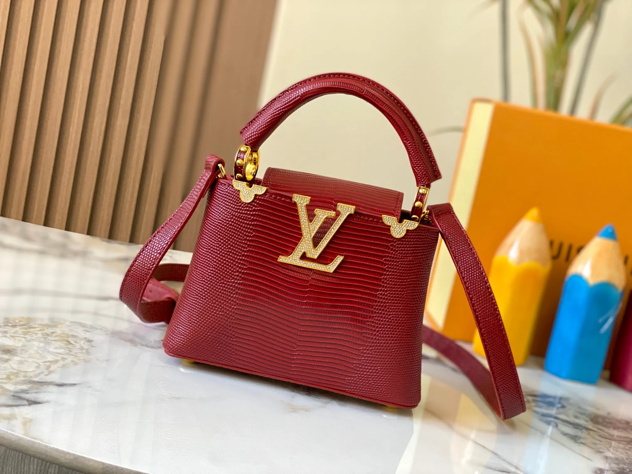Top original P440 Guangzhou product M12296 maroon lizard leather with gold and diamond corolla🔺This Capucines mini handbag is wrapped in gorgeous lizard leather and lined with delicate sheepskin, embellished with dazzling metal parts. The flip cover reads LV letters inside, and a Monogram flower blooms when turned out. Its compact size makes it a dazzling choice for evening occasions. Detailed features 21 x 14 x 8 cm (length x height x width