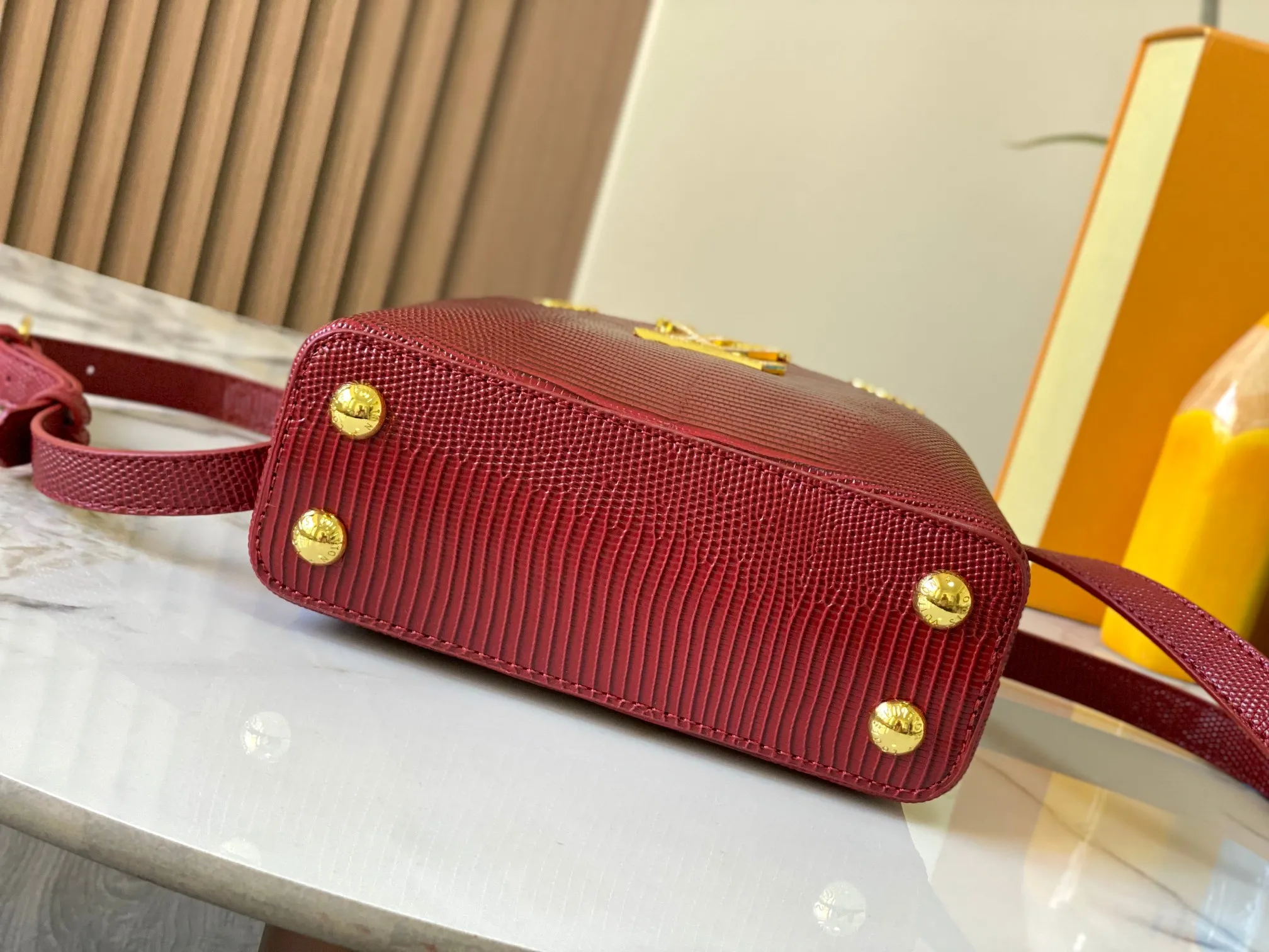 Top original P440 Guangzhou product M12296 maroon lizard leather with gold and diamond corolla🔺This Capucines mini handbag is wrapped in gorgeous lizard leather and lined with delicate sheepskin, embellished with dazzling metal parts. The flip cover reads LV letters inside, and a Monogram flower blooms when turned out. Its compact size makes it a dazzling choice for evening occasions. Detailed features 21 x 14 x 8 cm (length x height x width