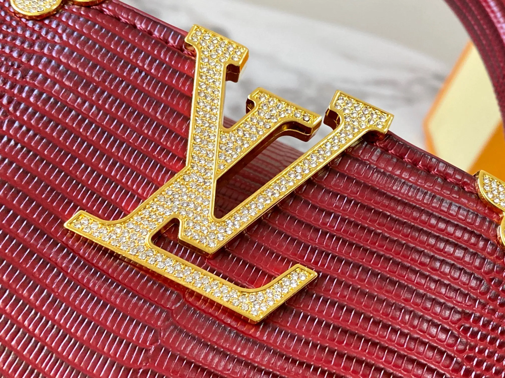 Top original P440 Guangzhou product M12296 maroon lizard leather with gold and diamond corolla🔺This Capucines mini handbag is wrapped in gorgeous lizard leather and lined with delicate sheepskin, embellished with dazzling metal parts. The flip cover reads LV letters inside, and a Monogram flower blooms when turned out. Its compact size makes it a dazzling choice for evening occasions. Detailed features 21 x 14 x 8 cm (length x height x width