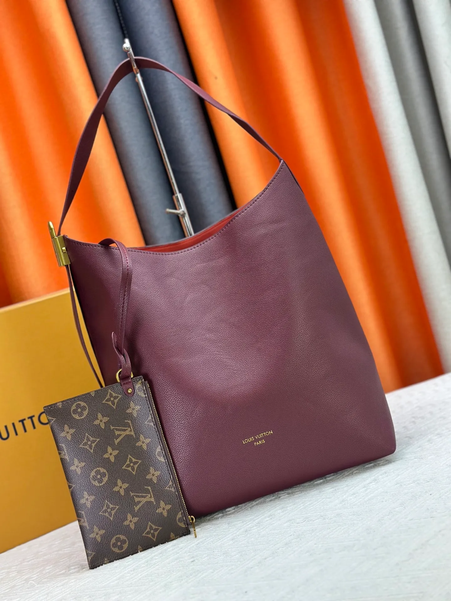 P260 Upgraded original version Exclusive real shot [Low Key Hobo medium handbag] M24856 black M24974 brown M25022 white 15209 It is made of soft cow leather to outline simple and elegant lines, and paired with suede lining to release a trendy atmosphere, showing the brand's exquisite craftsmanship. The adjustable shoulder strap is embellished with a classic engraved padlock, and there is plenty of space to easily store your laptop and other daily needs.  Dimensions: 31.0 x 35.0 x 18.0 cm