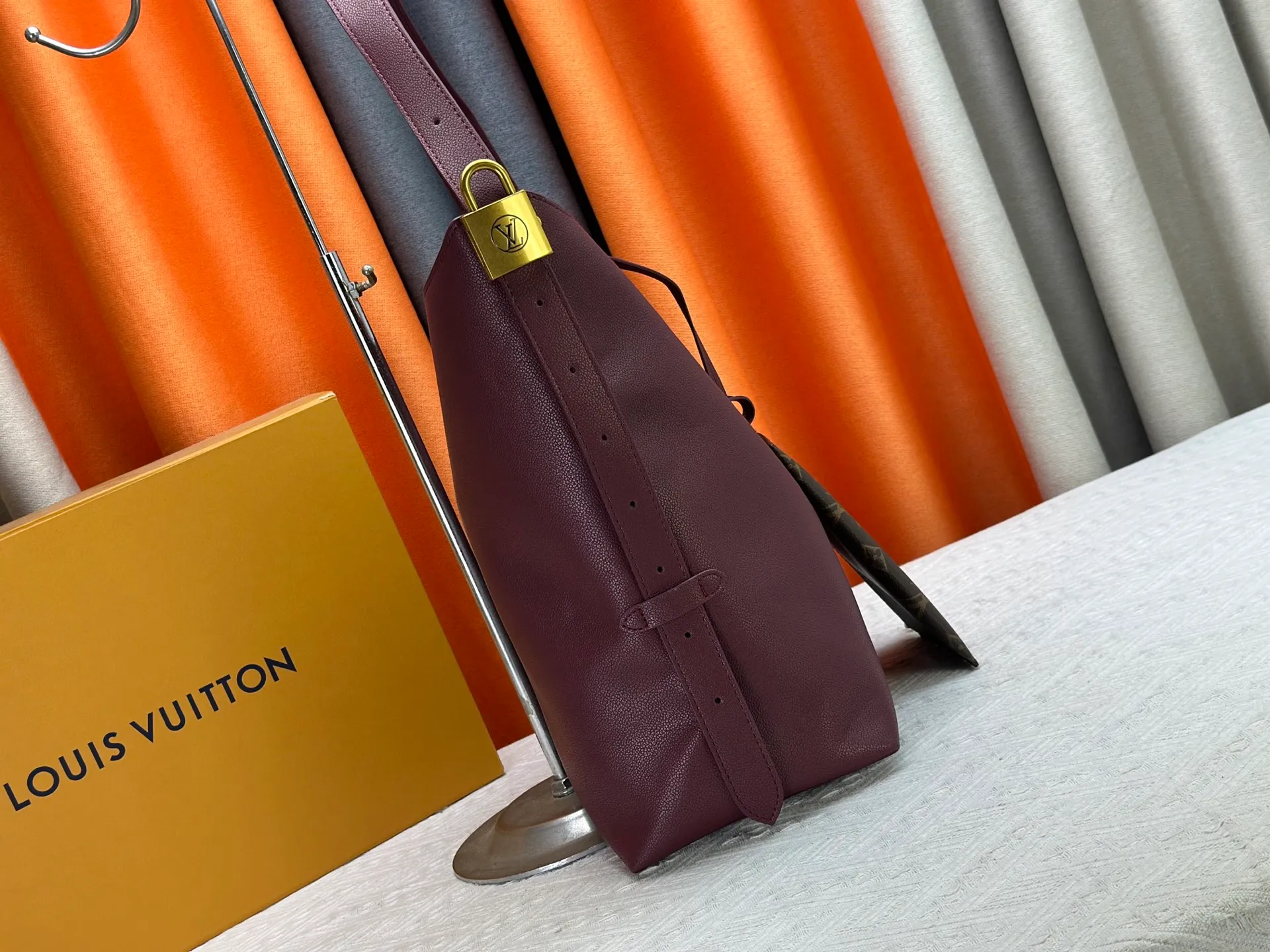 P260 Upgraded original version Exclusive real shot [Low Key Hobo medium handbag] M24856 black M24974 brown M25022 white 15209 It is made of soft cow leather to outline simple and elegant lines, and paired with suede lining to release a trendy atmosphere, showing the brand's exquisite craftsmanship. The adjustable shoulder strap is embellished with a classic engraved padlock, and there is plenty of space to easily store your laptop and other daily needs.  Dimensions: 31.0 x 35.0 x 18.0 cm