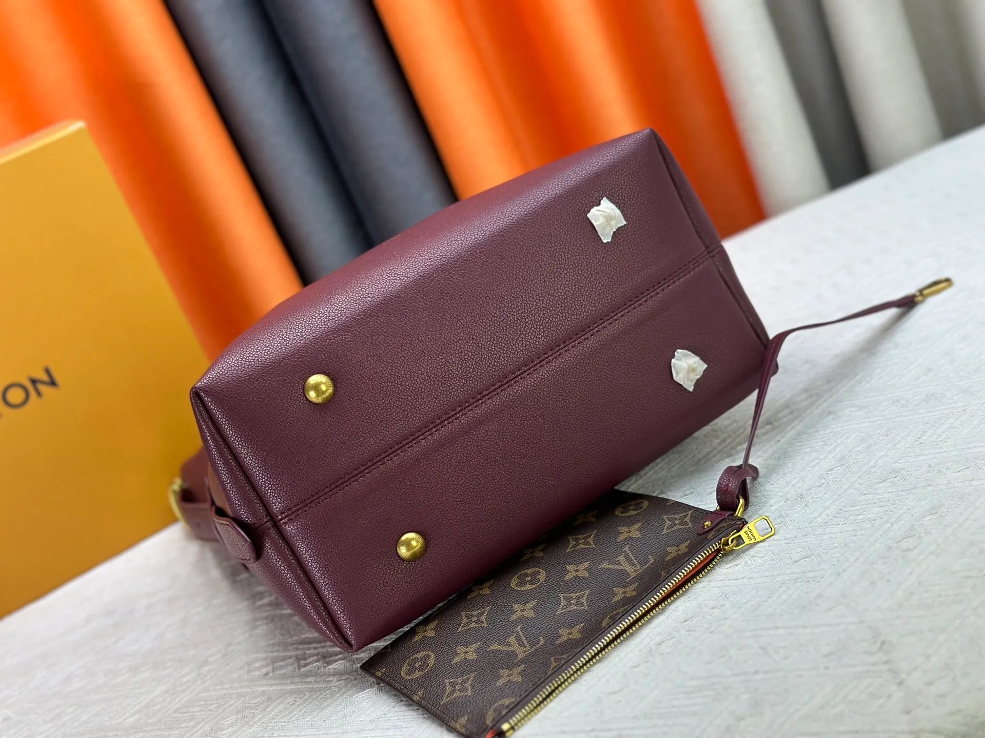 P260 Upgraded original version Exclusive real shot [Low Key Hobo medium handbag] M24856 black M24974 brown M25022 white 15209 It is made of soft cow leather to outline simple and elegant lines, and paired with suede lining to release a trendy atmosphere, showing the brand's exquisite craftsmanship. The adjustable shoulder strap is embellished with a classic engraved padlock, and there is plenty of space to easily store your laptop and other daily needs.  Dimensions: 31.0 x 35.0 x 18.0 cm