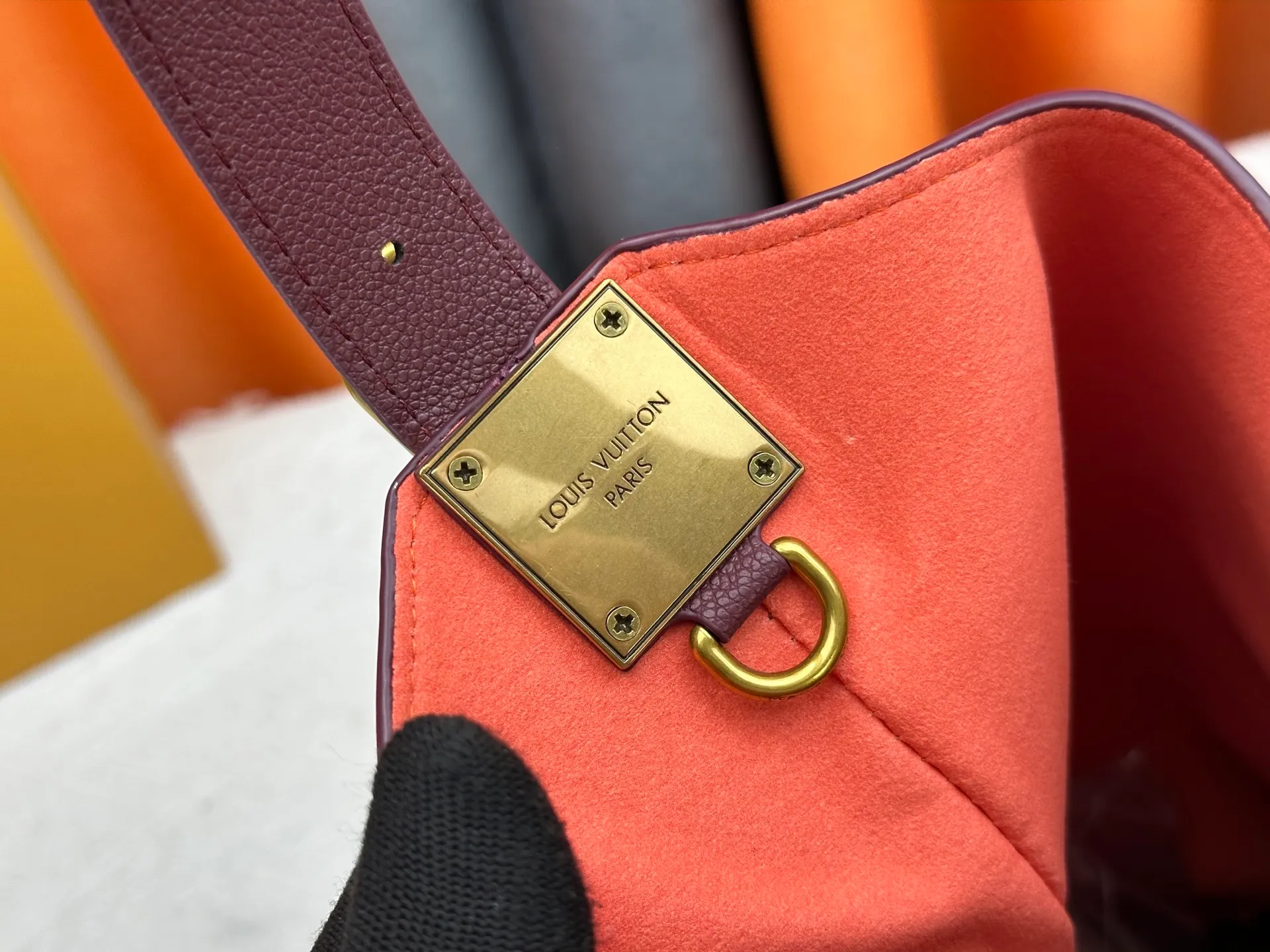 P260 Upgraded original version Exclusive real shot [Low Key Hobo medium handbag] M24856 black M24974 brown M25022 white 15209 It is made of soft cow leather to outline simple and elegant lines, and paired with suede lining to release a trendy atmosphere, showing the brand's exquisite craftsmanship. The adjustable shoulder strap is embellished with a classic engraved padlock, and there is plenty of space to easily store your laptop and other daily needs.  Dimensions: 31.0 x 35.0 x 18.0 cm