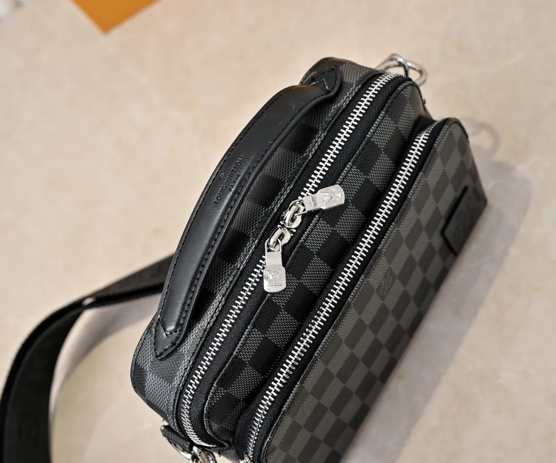 💰260💰Upgraded from the original M11657. This compact Avenue messenger bag is made of Taïga leather, adding unique personality to the briefcase. The sleek design exudes a contemporary feel with top handles, palladium hardware and strappy fabric strap details. The bag features a zipped main compartment, front pocket and internal patch pocket, making it extremely practical. Dimensions: 22.5 × 16.0 × 7.5 cm (length x height x width)