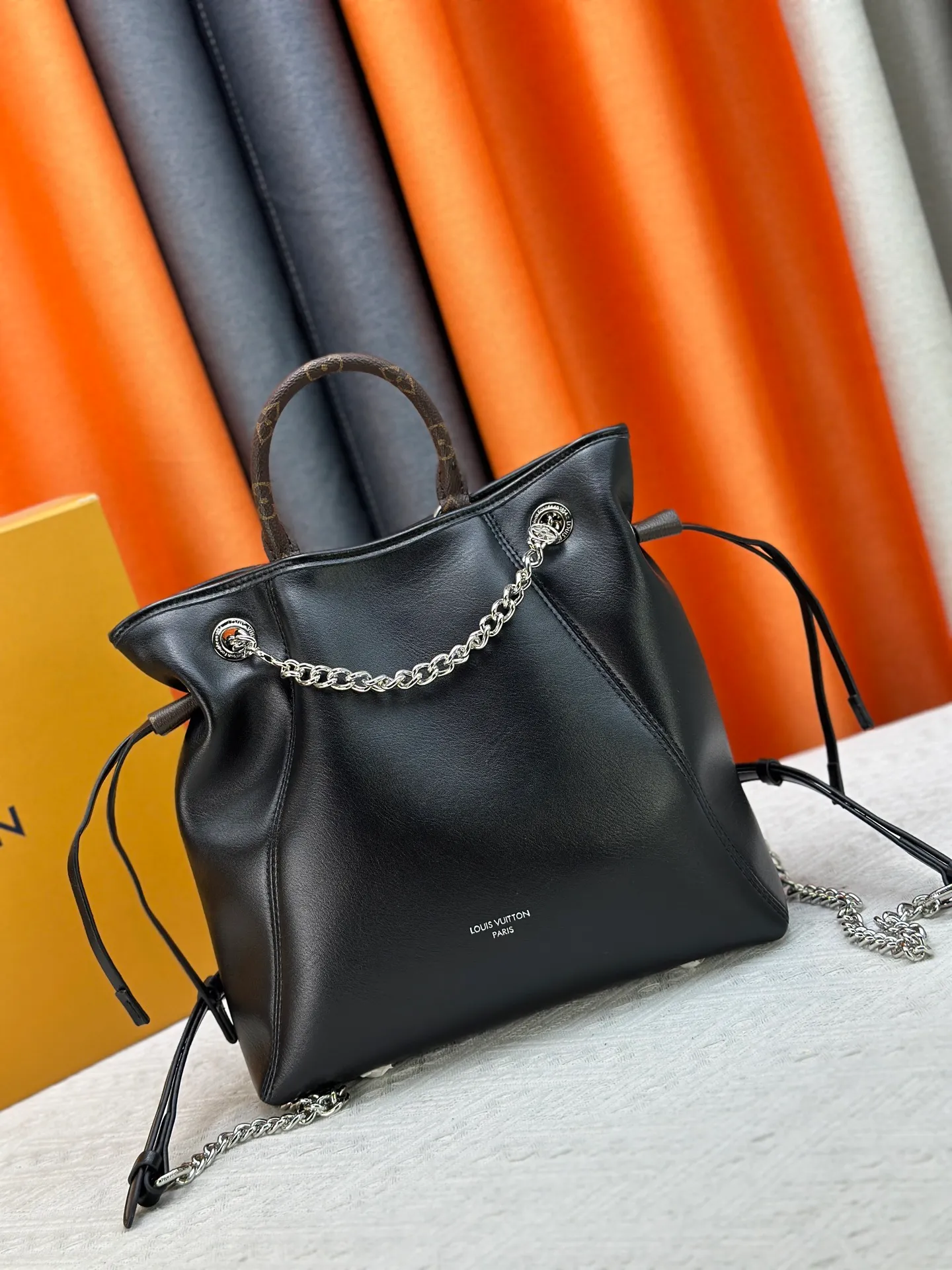 P280 Upgraded original M25522 This LV Vibe series launches the Off Duty backpack, which is made of sheep leather and has a casual shape, making it a good choice for daily travel. The jewel-like luster chain is embellished with the LV Circle logo, and can be easily converted into a shoulder bag. Dimensions: 24.0 x 25.0 x 10.0 cm (length x height x width)