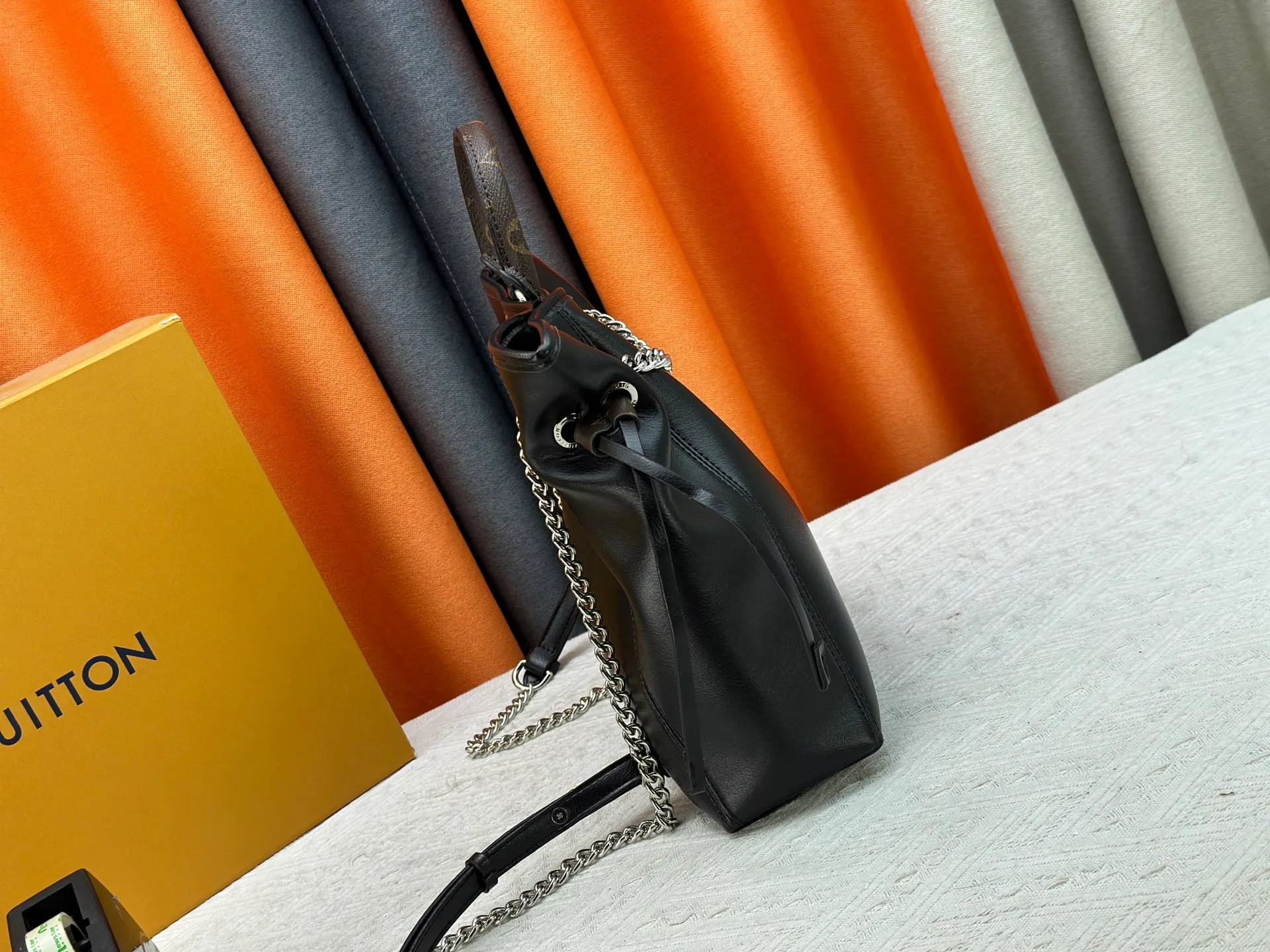 P280 Upgraded original M25522 This LV Vibe series launches the Off Duty backpack, which is made of sheep leather and has a casual shape, making it a good choice for daily travel. The jewel-like luster chain is embellished with the LV Circle logo, and can be easily converted into a shoulder bag. Dimensions: 24.0 x 25.0 x 10.0 cm (length x height x width)