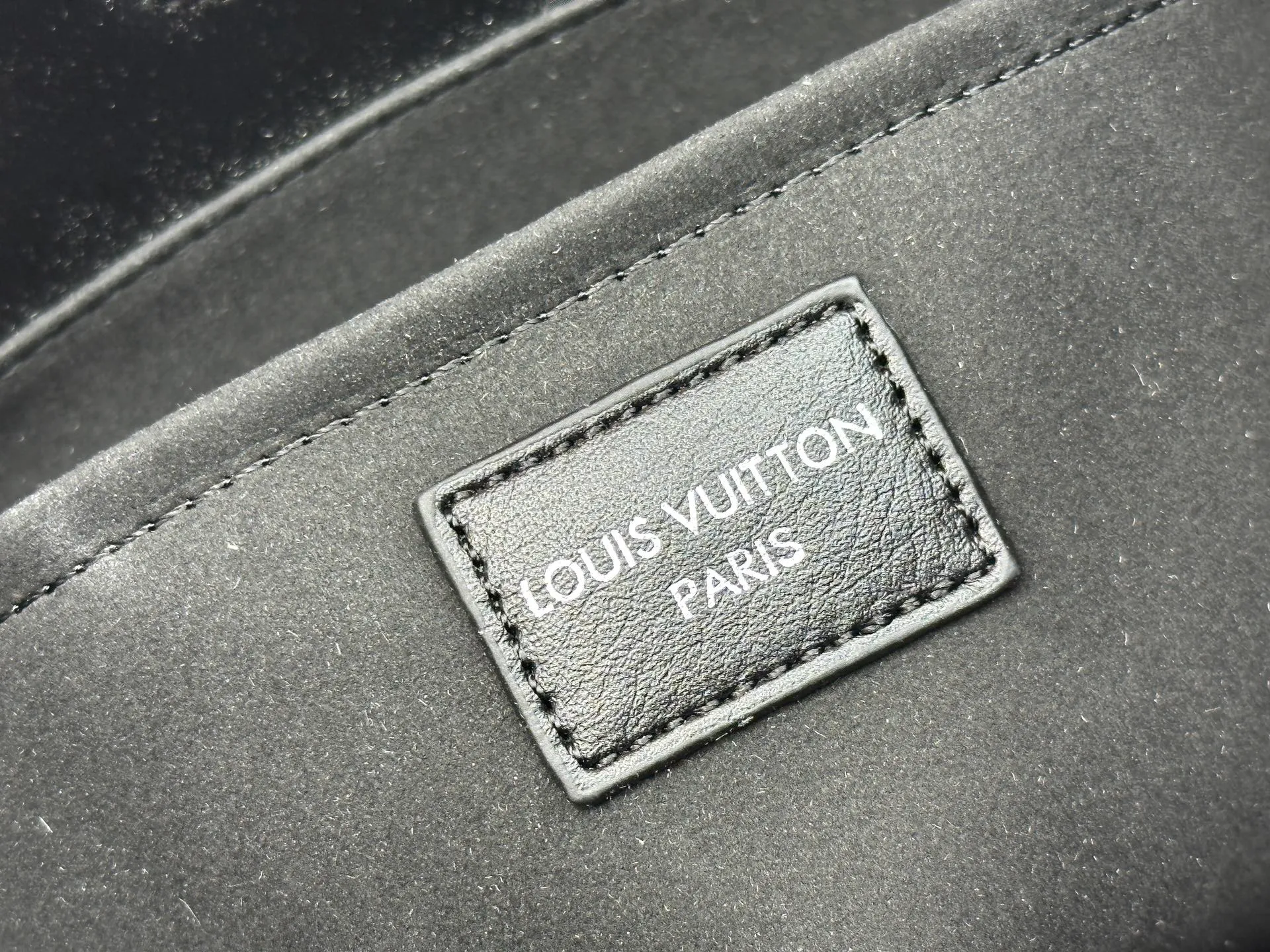 P280 Upgraded original M25522 This LV Vibe series launches the Off Duty backpack, which is made of sheep leather and has a casual shape, making it a good choice for daily travel. The jewel-like luster chain is embellished with the LV Circle logo, and can be easily converted into a shoulder bag. Dimensions: 24.0 x 25.0 x 10.0 cm (length x height x width)