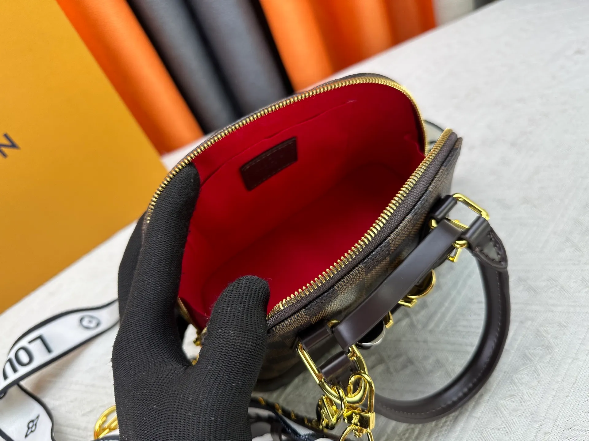 P300 upgraded version [Official latest model] K00015 M25529 M14933 M53152 M13416 M82717 [Alma Mini LV&I] The LV&I series launches this customizable kit, featuring the iconic Alma in an exclusive mini size. Designed to create a personalized handbag that is unique to the wearer, there are seven styles to choose from, available in a range of colors and finishes. Next, choose a strap or chain before choosing add-ons like a mirrored name tag or a functional hair clip. Finally, three sliding charms are included, ranging from the iconic padlock to the colorful Vivienne mascot.  Dimensions: 18 x 12 x 8 cm