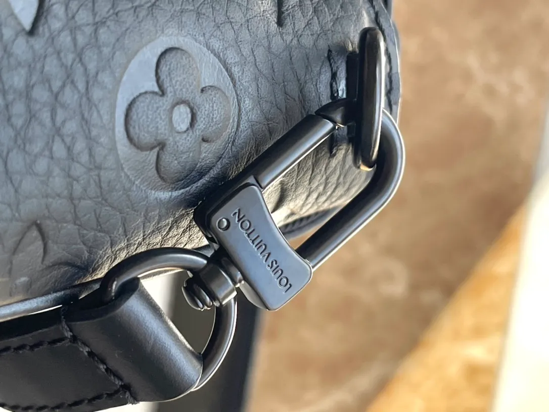 💰840 (first-grain leather) top original order M83148 This new Steamer messenger bag injects the brand’s traditional elements into the New Classics series with exquisite shape. Soft Monogram Taurillon leather is paired with classic elements like a Steamer-style chain. Comes with a detachable shoulder strap for easy carrying. Zippered compartments provide ample storage space, and feature front pocket flaps and magnetic lock closures. Size: 13-5-12cm