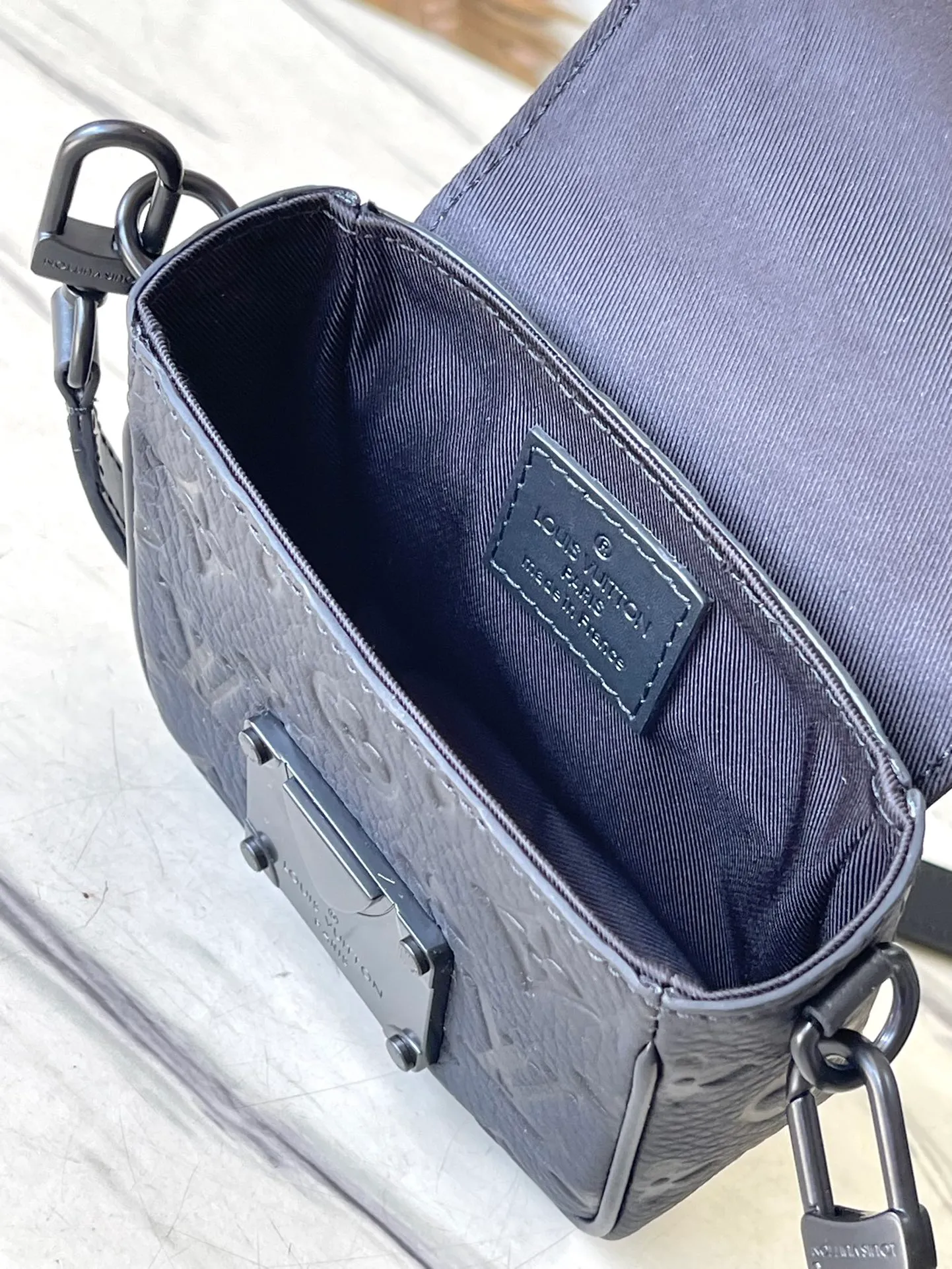 💰840 (first-grain leather) top original order M83148 This new Steamer messenger bag injects the brand’s traditional elements into the New Classics series with exquisite shape. Soft Monogram Taurillon leather is paired with classic elements like a Steamer-style chain. Comes with a detachable shoulder strap for easy carrying. Zippered compartments provide ample storage space, and feature front pocket flaps and magnetic lock closures. Size: 13-5-12cm