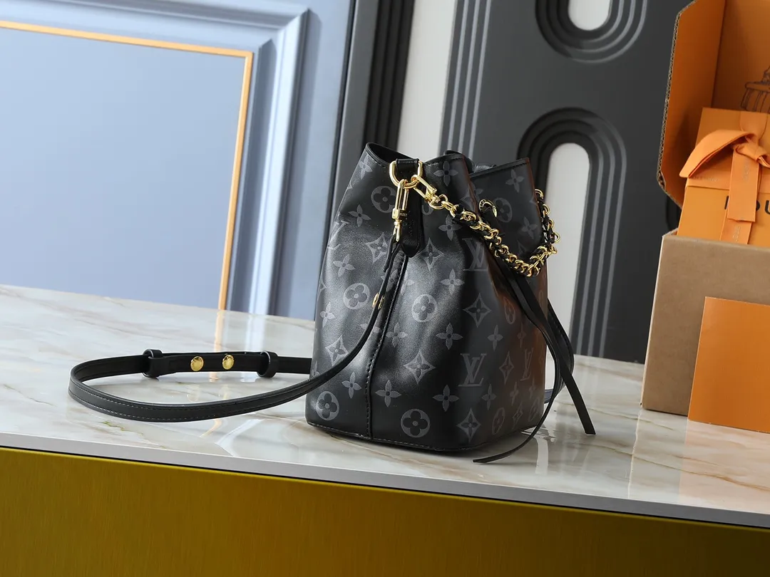 💰240💰Upgraded from the original M12749 M46581. This Néonoé BB handbag is made of the brand's new Monogram Ink leather, and uses classic prints to brighten the handbag series, showing modern style in simplicity. Braided chain and dazzling hardware add a touch of elegance, while an interior pocket keeps valuables secure. Dimensions: 20.0 x 20.0 x 13.0 cm (length x height x width)