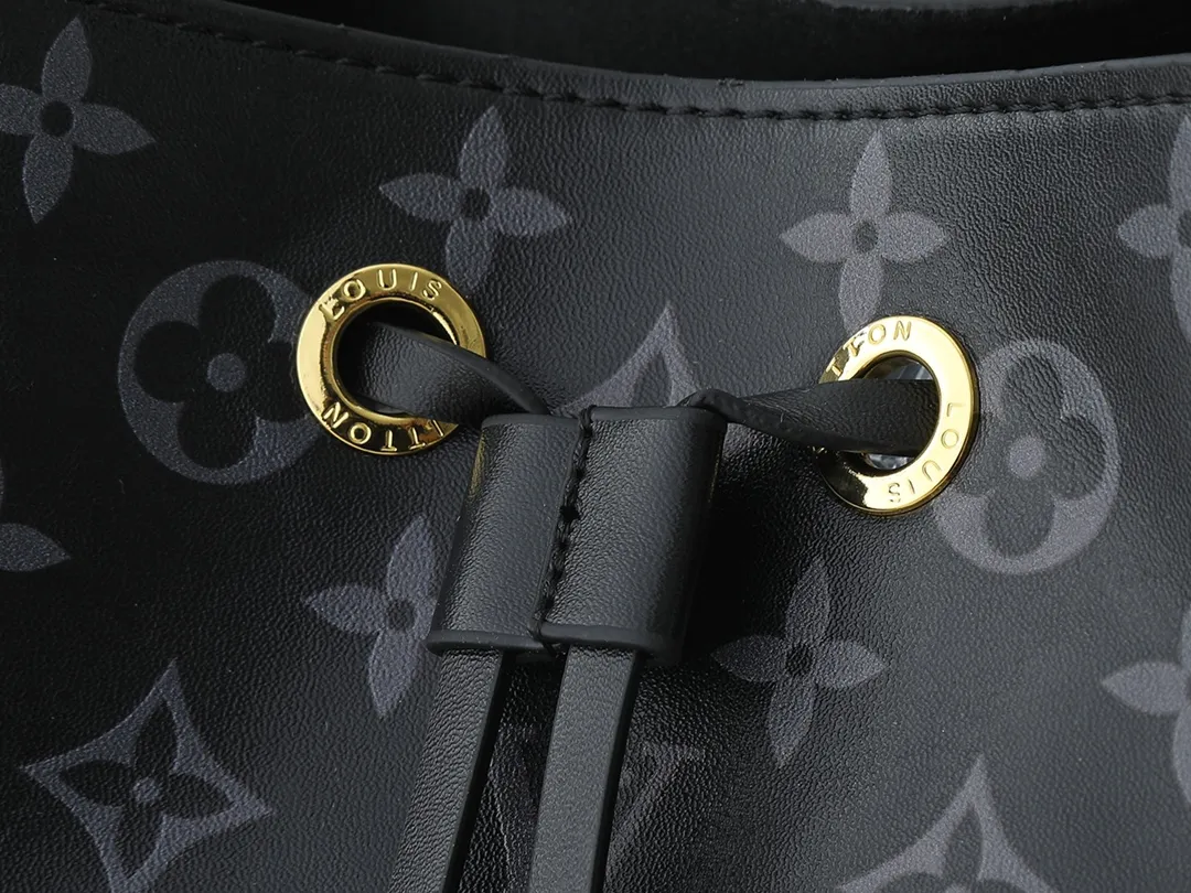 💰240💰Upgraded from the original M12749 M46581. This Néonoé BB handbag is made of the brand's new Monogram Ink leather, and uses classic prints to brighten the handbag series, showing modern style in simplicity. Braided chain and dazzling hardware add a touch of elegance, while an interior pocket keeps valuables secure. Dimensions: 20.0 x 20.0 x 13.0 cm (length x height x width)
