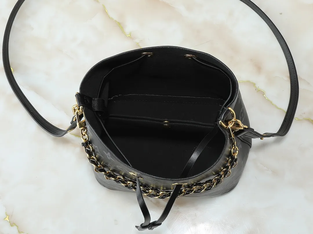 💰240💰Upgraded from the original M12749 M46581. This Néonoé BB handbag is made of the brand's new Monogram Ink leather, and uses classic prints to brighten the handbag series, showing modern style in simplicity. Braided chain and dazzling hardware add a touch of elegance, while an interior pocket keeps valuables secure. Dimensions: 20.0 x 20.0 x 13.0 cm (length x height x width)