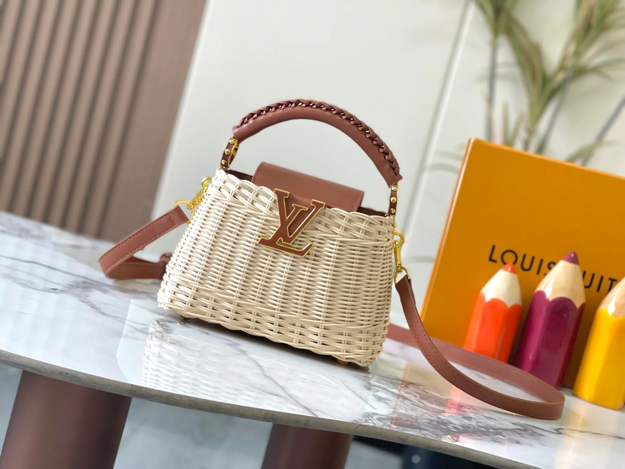 Upgraded version P660 M14365 This Capucines mini handbag has a unique rattan weaving structure that pays tribute to the Louis Vuitton picnic box design that came out in 1892. The cow leather shapes the top handle and flap, the LV letters reveal a metallic texture, and the detachable and adjustable leather shoulder strap makes it easy to carry on the shoulder. The gift box packaging provided with this product may be reasonably adjusted depending on the stock situation, and may be different from the packaging style displayed on this product page. Please refer to the actual gift box packaging style received for details. Size:21×14×8cm