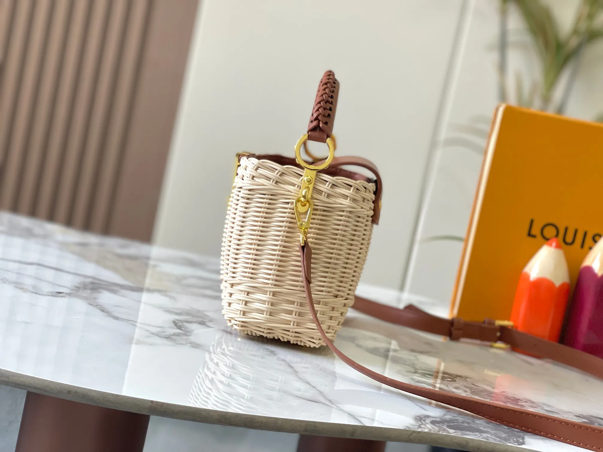 Upgraded version P660 M14365 This Capucines mini handbag has a unique rattan weaving structure that pays tribute to the Louis Vuitton picnic box design that came out in 1892. The cow leather shapes the top handle and flap, the LV letters reveal a metallic texture, and the detachable and adjustable leather shoulder strap makes it easy to carry on the shoulder. The gift box packaging provided with this product may be reasonably adjusted depending on the stock situation, and may be different from the packaging style displayed on this product page. Please refer to the actual gift box packaging style received for details. Size:21×14×8cm