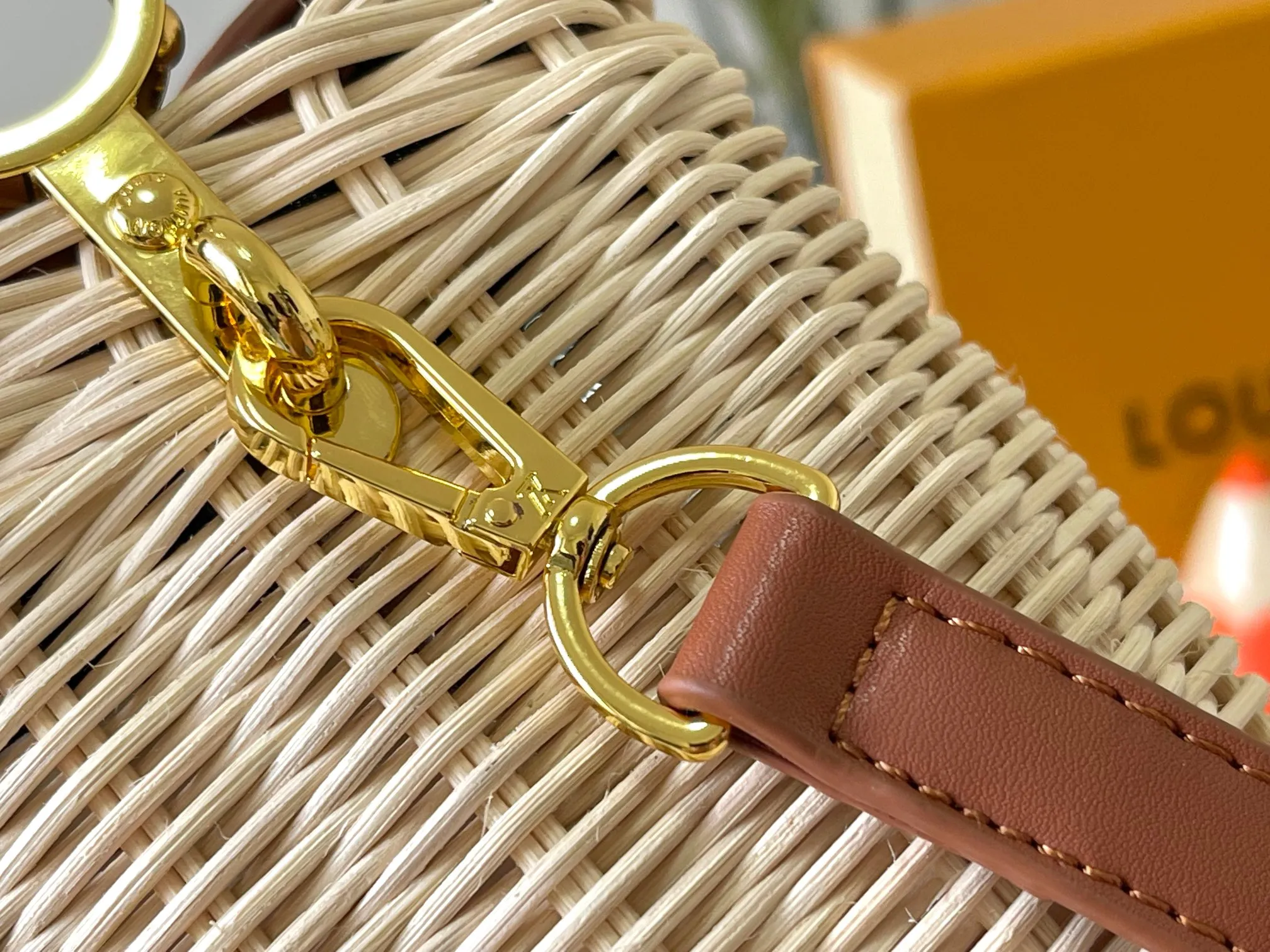 Upgraded version P660 M14365 This Capucines mini handbag has a unique rattan weaving structure that pays tribute to the Louis Vuitton picnic box design that came out in 1892. The cow leather shapes the top handle and flap, the LV letters reveal a metallic texture, and the detachable and adjustable leather shoulder strap makes it easy to carry on the shoulder. The gift box packaging provided with this product may be reasonably adjusted depending on the stock situation, and may be different from the packaging style displayed on this product page. Please refer to the actual gift box packaging style received for details. Size:21×14×8cm