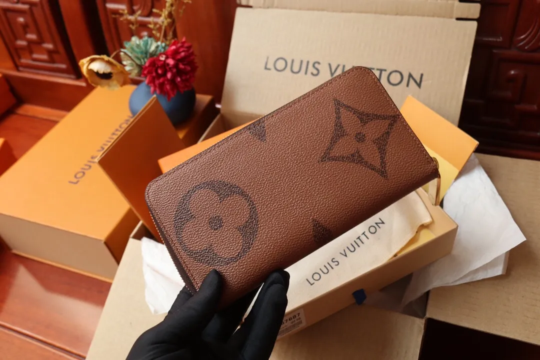 Top-quality ZIPPY zipper wallet M67687 P420 This Zippy zipper wallet is made of classic VVN leather and outlined with Giant Monogram Reverse canvas. The large LV letters and Monogram flower clusters are full of fun. The full zipper design is compact and sophisticated. 19.5 x 10.5 x 2.5 cm (length x height x width).