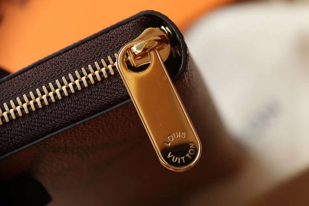 Top-quality ZIPPY zipper wallet M67687 P420 This Zippy zipper wallet is made of classic VVN leather and outlined with Giant Monogram Reverse canvas. The large LV letters and Monogram flower clusters are full of fun. The full zipper design is compact and sophisticated. 19.5 x 10.5 x 2.5 cm (length x height x width).