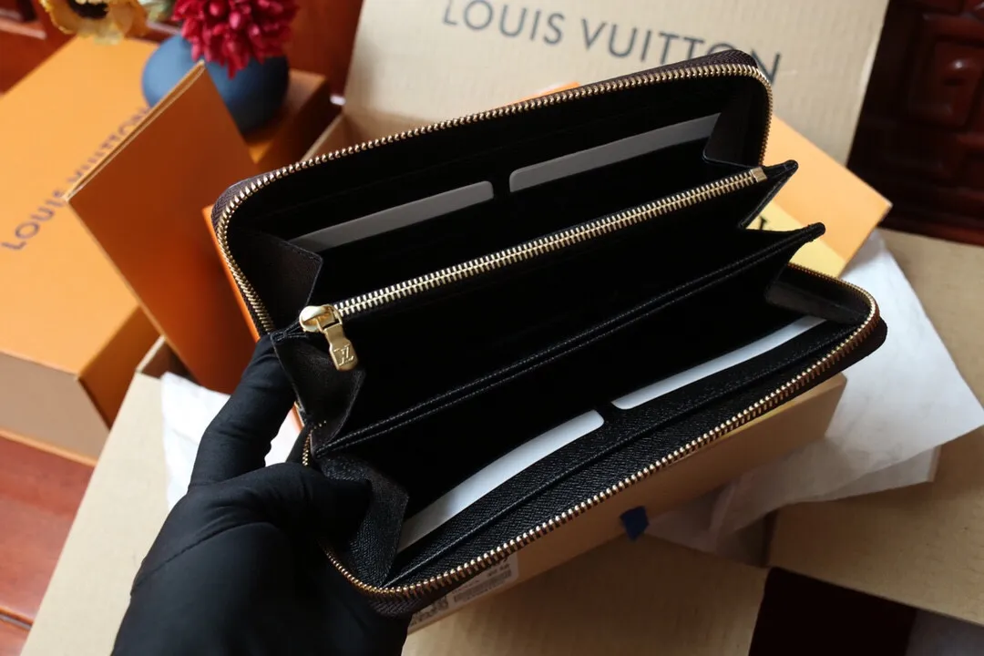 Top-quality ZIPPY zipper wallet M67687 P420 This Zippy zipper wallet is made of classic VVN leather and outlined with Giant Monogram Reverse canvas. The large LV letters and Monogram flower clusters are full of fun. The full zipper design is compact and sophisticated. 19.5 x 10.5 x 2.5 cm (length x height x width).