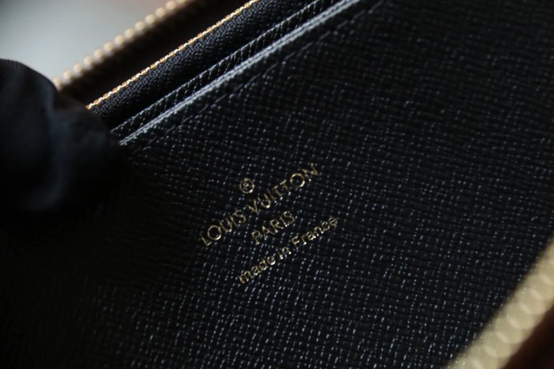 Top-quality ZIPPY zipper wallet M67687 P420 This Zippy zipper wallet is made of classic VVN leather and outlined with Giant Monogram Reverse canvas. The large LV letters and Monogram flower clusters are full of fun. The full zipper design is compact and sophisticated. 19.5 x 10.5 x 2.5 cm (length x height x width).