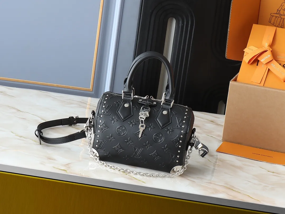 💰280💰Upgraded from the original M14575 M13146 Monogram Bold Speedy 20 Trunk handbag, it appeared in the 2025 Cruise early spring show in Monogram canvas. This time, it is smooth Monogram embossed cow leather integrated with Yingze metal parts, with iconic details such as padlocks, hard case-style corners and detachable woven chains. Internal slip pocket ensures neat storage of daily needs. Dimensions: 20.5 x 13.5 x 11.0 cm (length x height x width)
