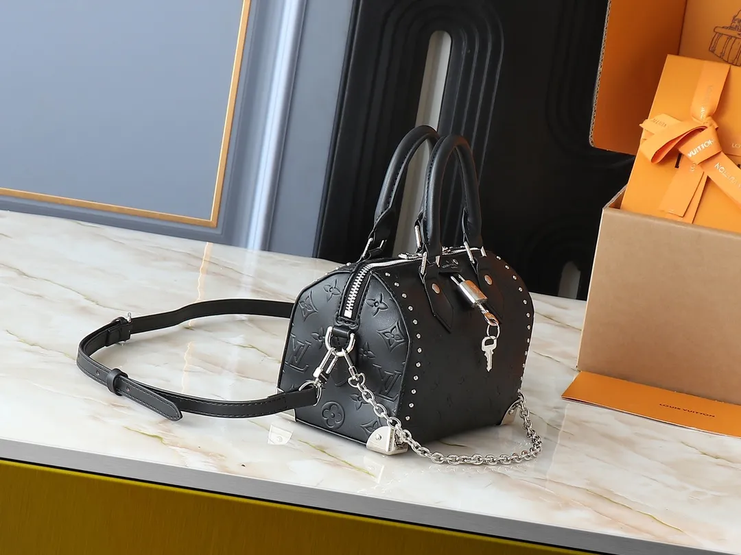 💰280💰Upgraded from the original M14575 M13146 Monogram Bold Speedy 20 Trunk handbag, it appeared in the 2025 Cruise early spring show in Monogram canvas. This time, it is smooth Monogram embossed cow leather integrated with Yingze metal parts, with iconic details such as padlocks, hard case-style corners and detachable woven chains. Internal slip pocket ensures neat storage of daily needs. Dimensions: 20.5 x 13.5 x 11.0 cm (length x height x width)