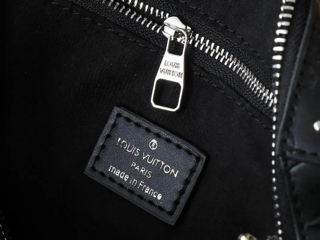 💰280💰Upgraded from the original M14575 M13146 Monogram Bold Speedy 20 Trunk handbag, it appeared in the 2025 Cruise early spring show in Monogram canvas. This time, it is smooth Monogram embossed cow leather integrated with Yingze metal parts, with iconic details such as padlocks, hard case-style corners and detachable woven chains. Internal slip pocket ensures neat storage of daily needs. Dimensions: 20.5 x 13.5 x 11.0 cm (length x height x width)