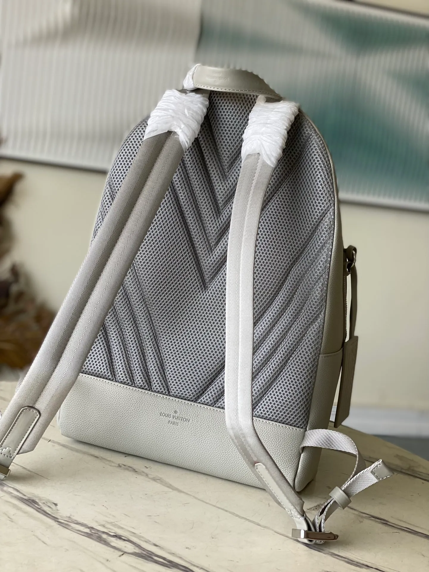 💰1160 (top-grain leather) top original order M59325 gray. The new backpack is made of Aerogram cow leather, which imitates the soft texture of old aviation letterheads and is embellished with metal logos. It can store laptops, mobile phones and other belongings, making it a thoughtful companion for short trips or city roaming. Dimensions: 30 x 43 x 14 cm