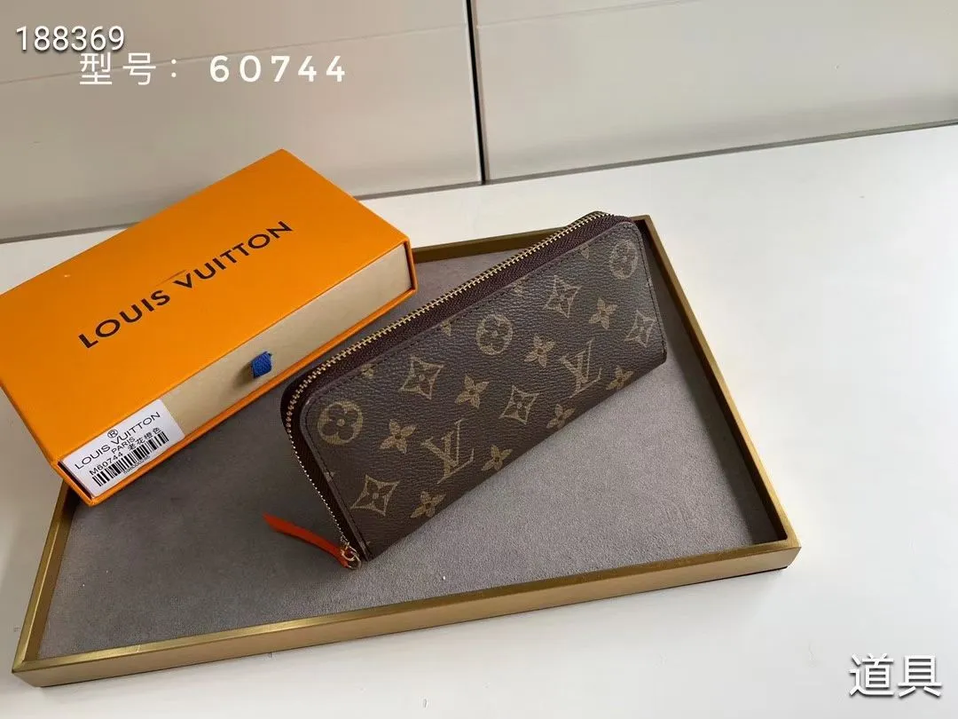 P100💰💎The original LV Clemence wallet is small and compact but has ample capacity. It is made of exquisite and durable Monogram canvas material. Bright color lining and leather zippers show off the playful charm of women. Model: 60744/60742. Size: 19.5×9×1.5cm